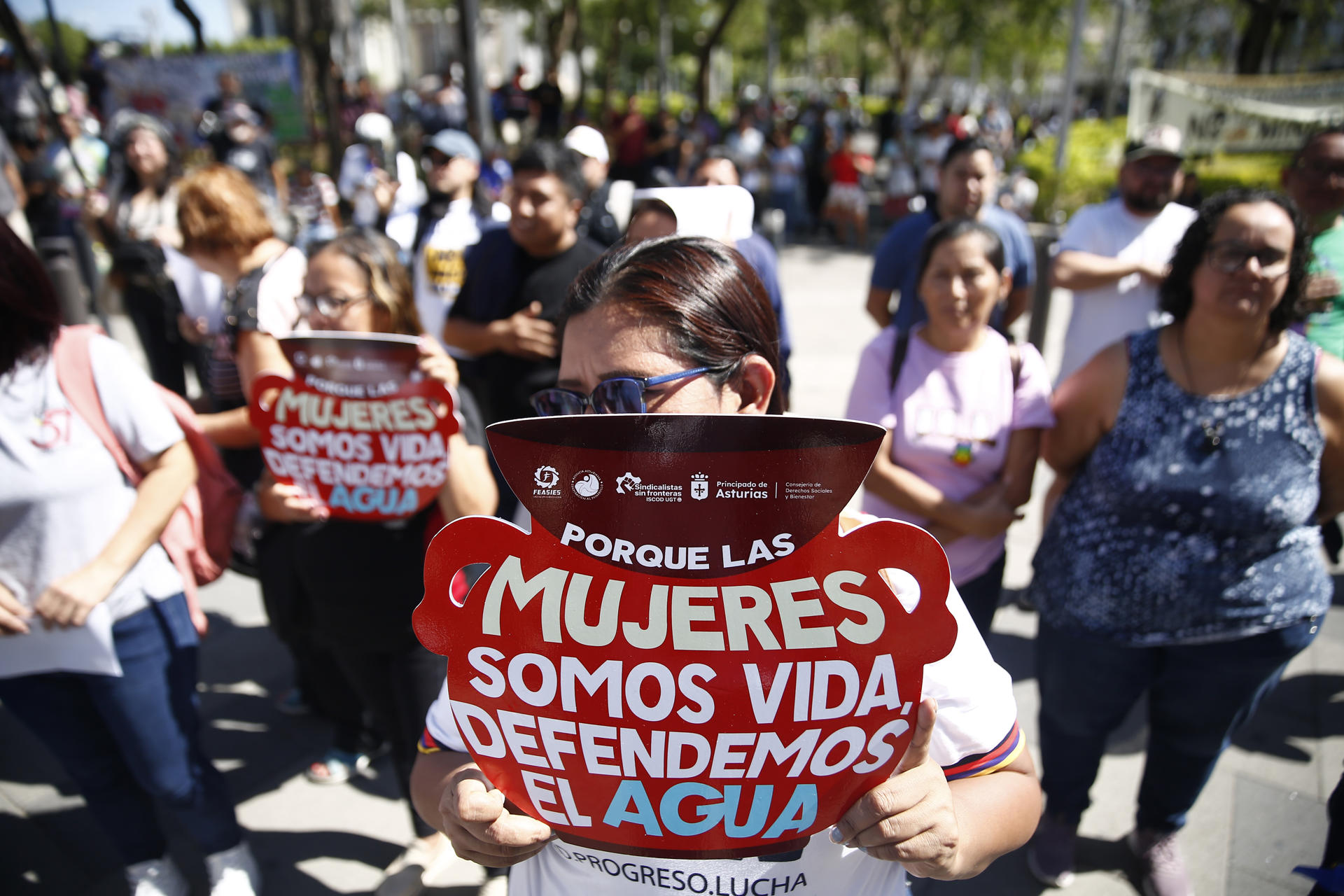 Varias personas protestan en contra de la explotación minera este domingo, frente a la Biblioteca Nacional en San Salvador (El Salvador). EFE/ Rodrigo Sura