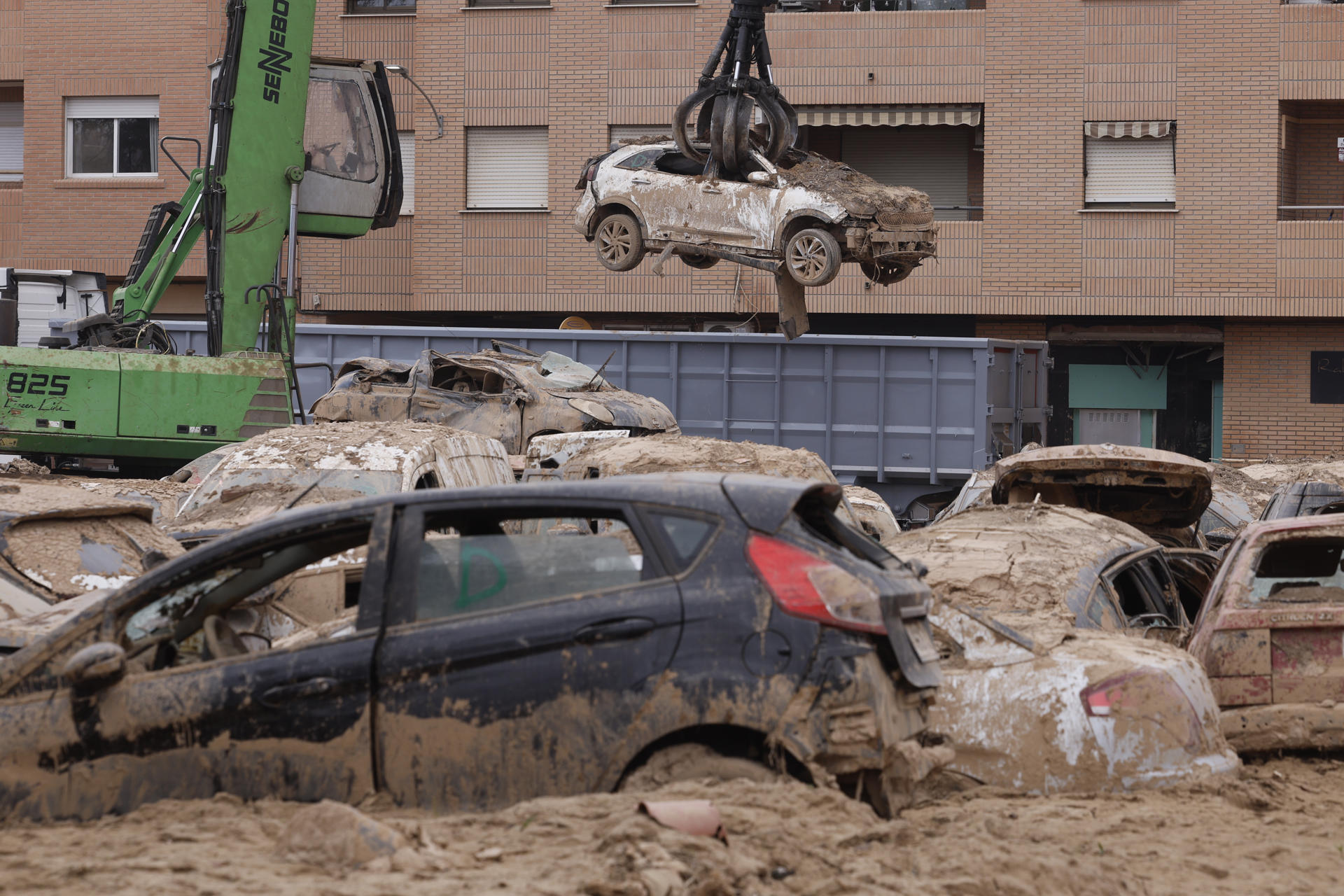 Fotografía de archivo de la retirada de coches arrastrados por la riada, en la localidad de Massanassa, tras la dana. EFE/ Kai Försterling