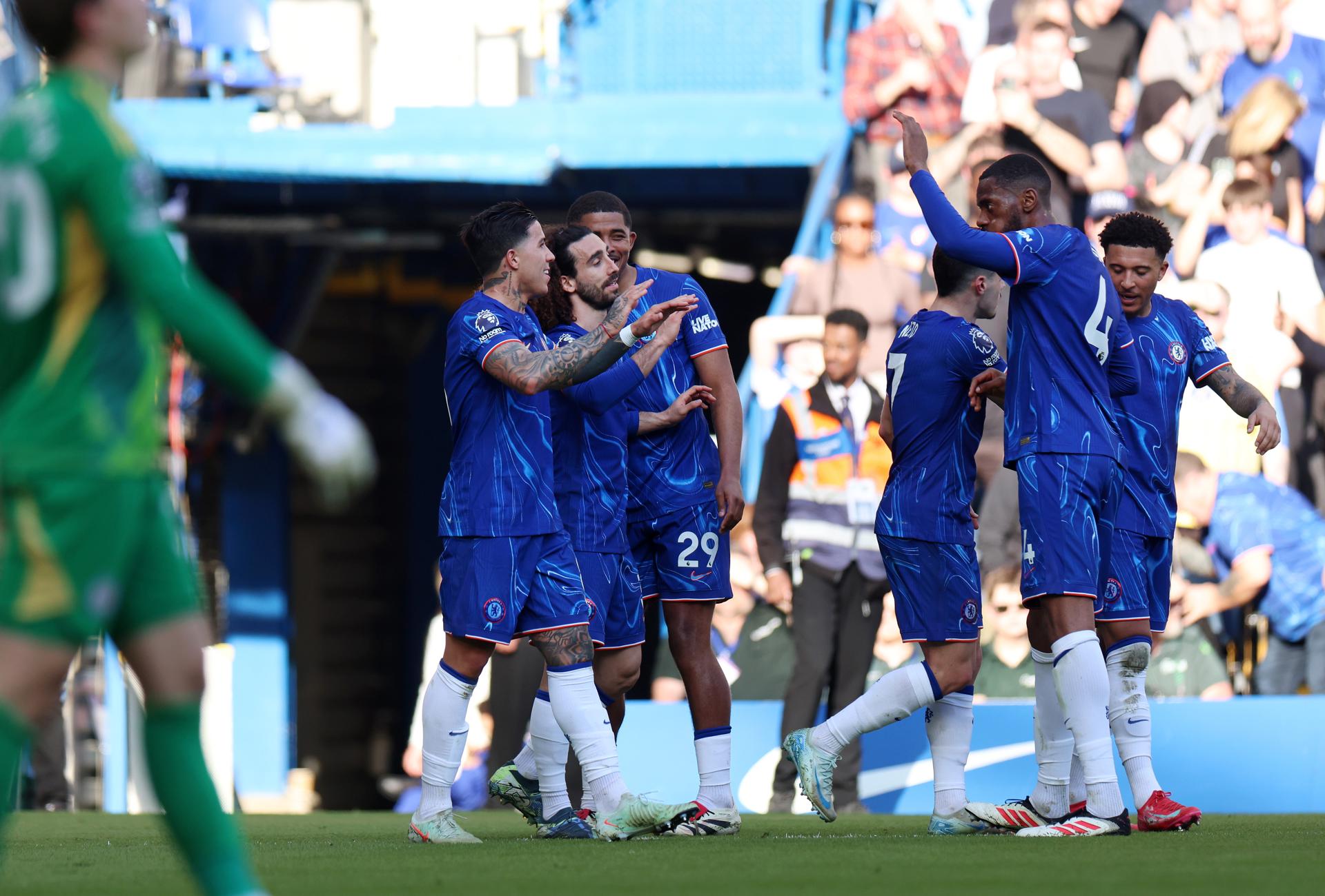 El jugador del Chelsea Marc Cucurella (2I) celebra el 1-0 con sus compañeros durante el partido de la Premier League que han jugado Chelsea FC y Leicester City en Stamford Bridge en Londres, Reino Unido, Londres. EFE/EPA/ANDY RAIN