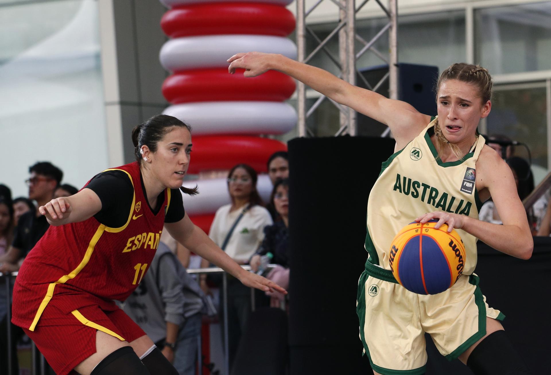 La australiana Miela Goodchild y la española Vega Gimeno (iz) durante el partido correspondiente al torneo FIBA de Copa de Campeones 3x3 este viernes en Bangkok. EFE/EPA/RUNGROJ YONGRIT