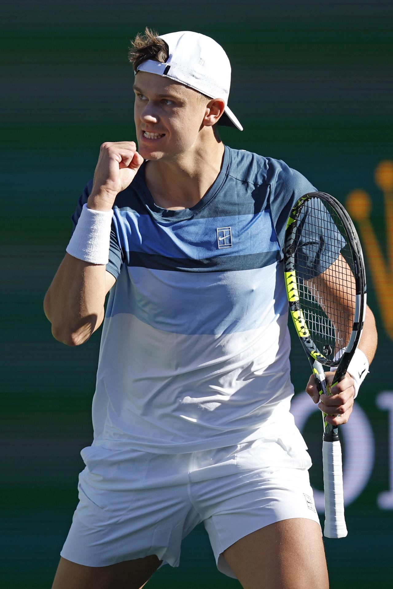 El danés Holger Rune, número 13 de la ATP,superó con dificultad su prueba en la tercera ronda del Indian Wells al derrotar este domingo al al francés Ugo Humbert (n.19) por 5-7, 6-4 y 7-5 y). EFE/EPA/JOHN G. MABANGLO