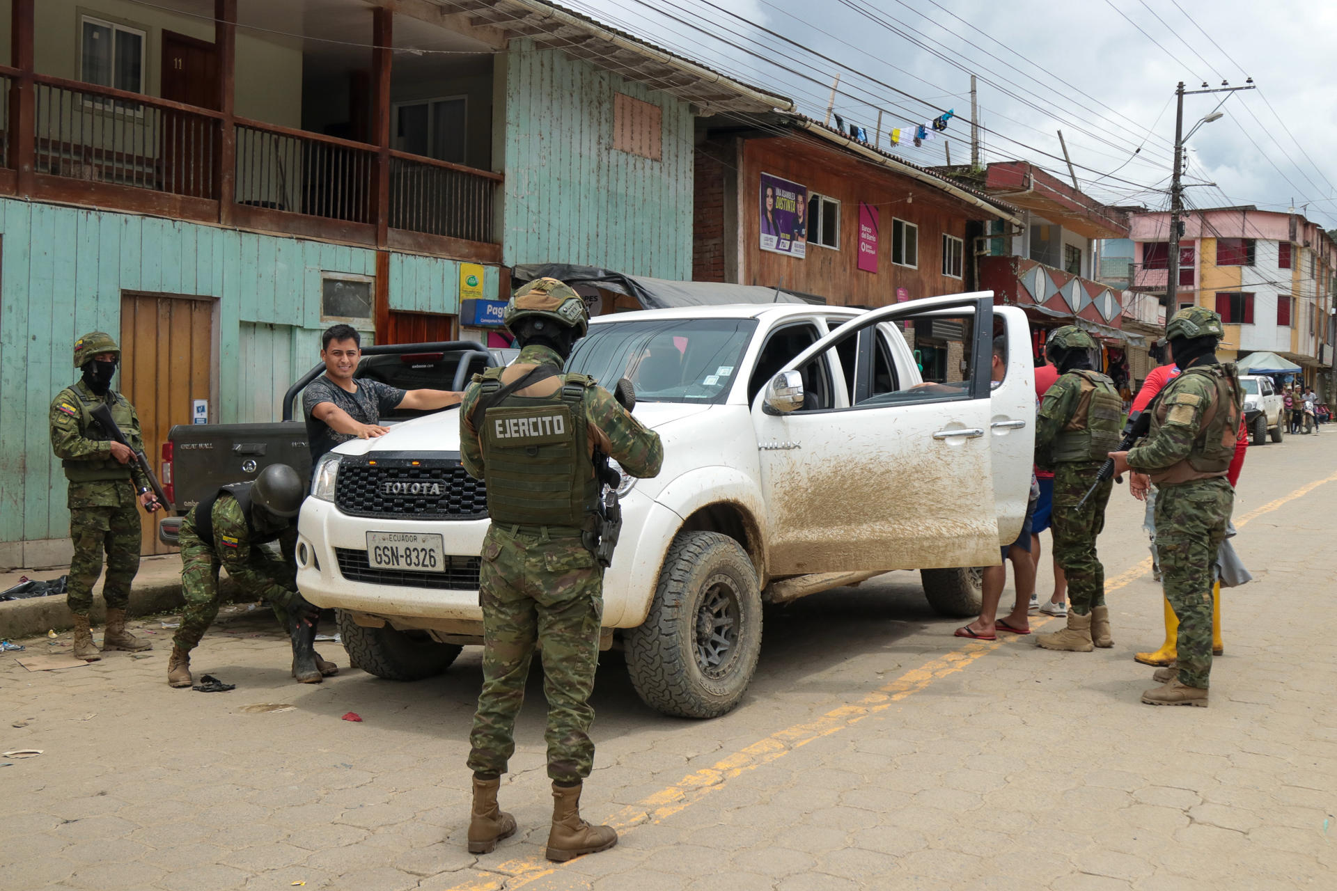 Fotografía del 16 de marzo de 2025 de integrantes del Ejército de Ecuador realizando un patrullaje en El Chical (Ecuador). EFE/ Xavier Montalvo