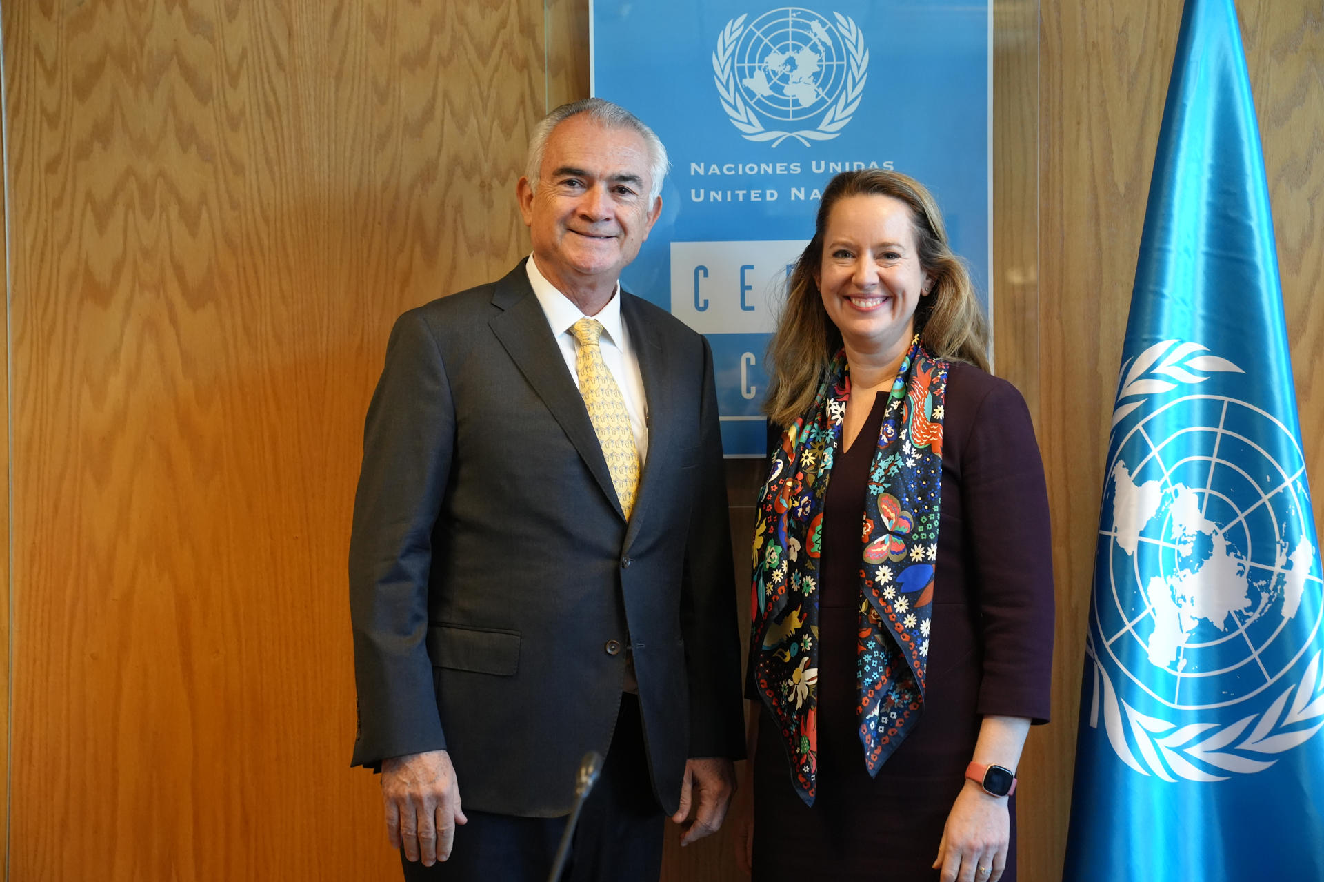 Fotografía cedida del Secretario Ejecutivo de la Cepal, José Manuel Salazar-Xirinachs (i) junto a la directora general de la Organización Internacional para las Migraciones (OIM), Amy Pope, este 19 de marzo de 2025, en Santiago (Chile). EFE/ Cepal