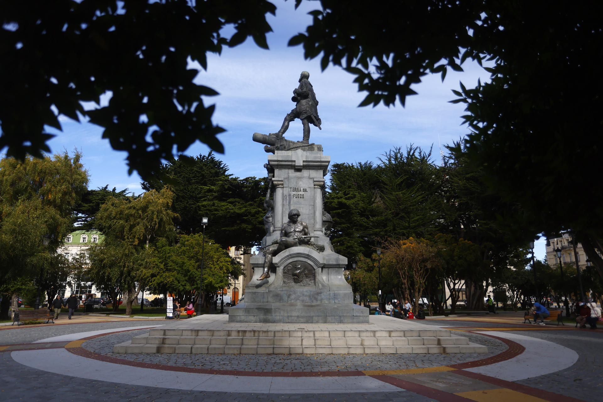 Fotografía del monumento a Hernando De Magallanes, este jueves en la Plaza de Armas de Punta Arenas (Chile). EFE/ Paul Plaza
