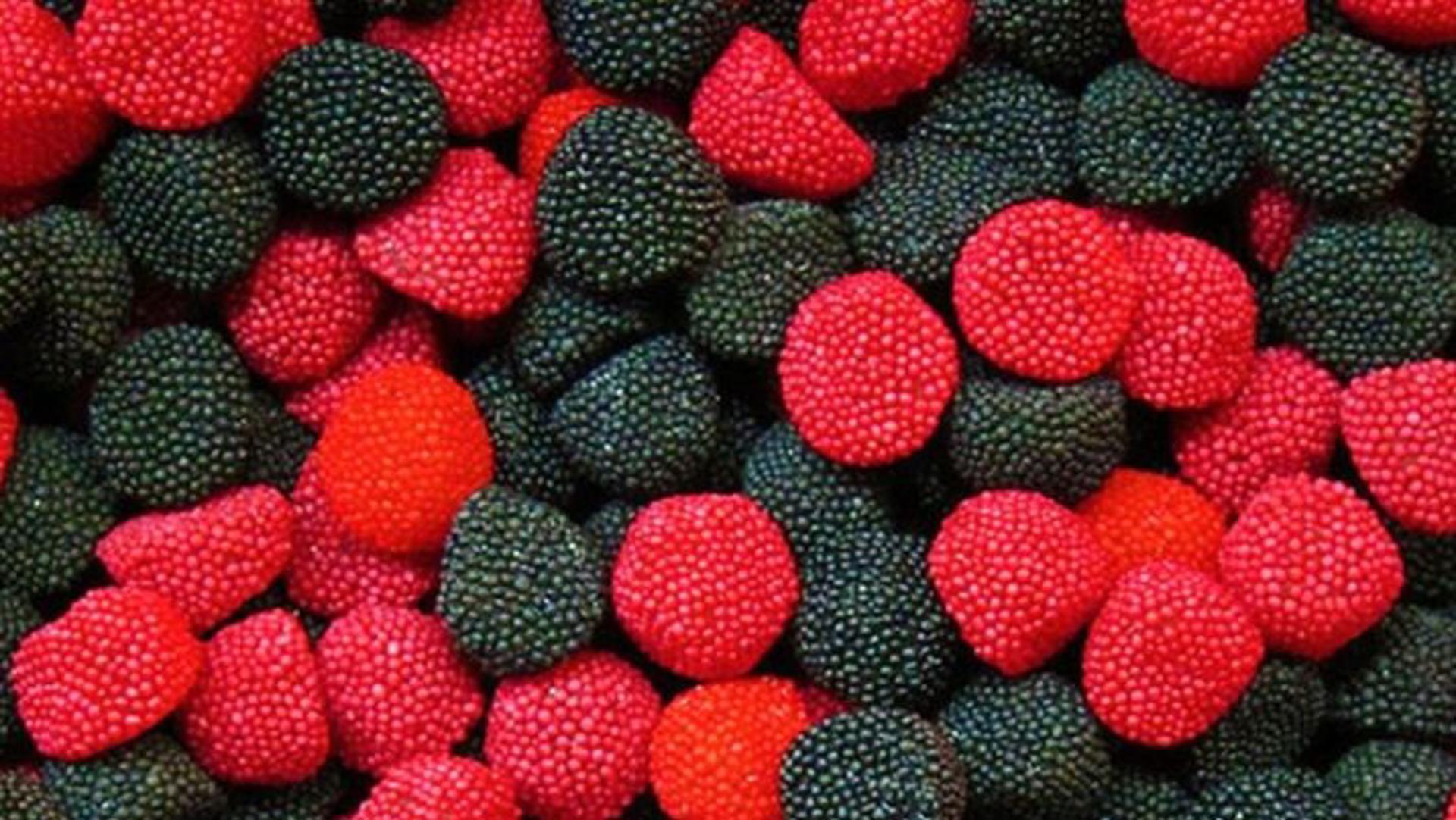 Investigadores de la Universidad de Alicante (UA) han comprobado que con los residuos de chuches y usando unos microorganismos, de nombre haloarqueas, se pueden producir bioplásticos y un compuesto con propiedades anticancerígenas, antilipídicas, antiglucídicas y antioxidantes. Fotografía facilitada por la UA. EFE