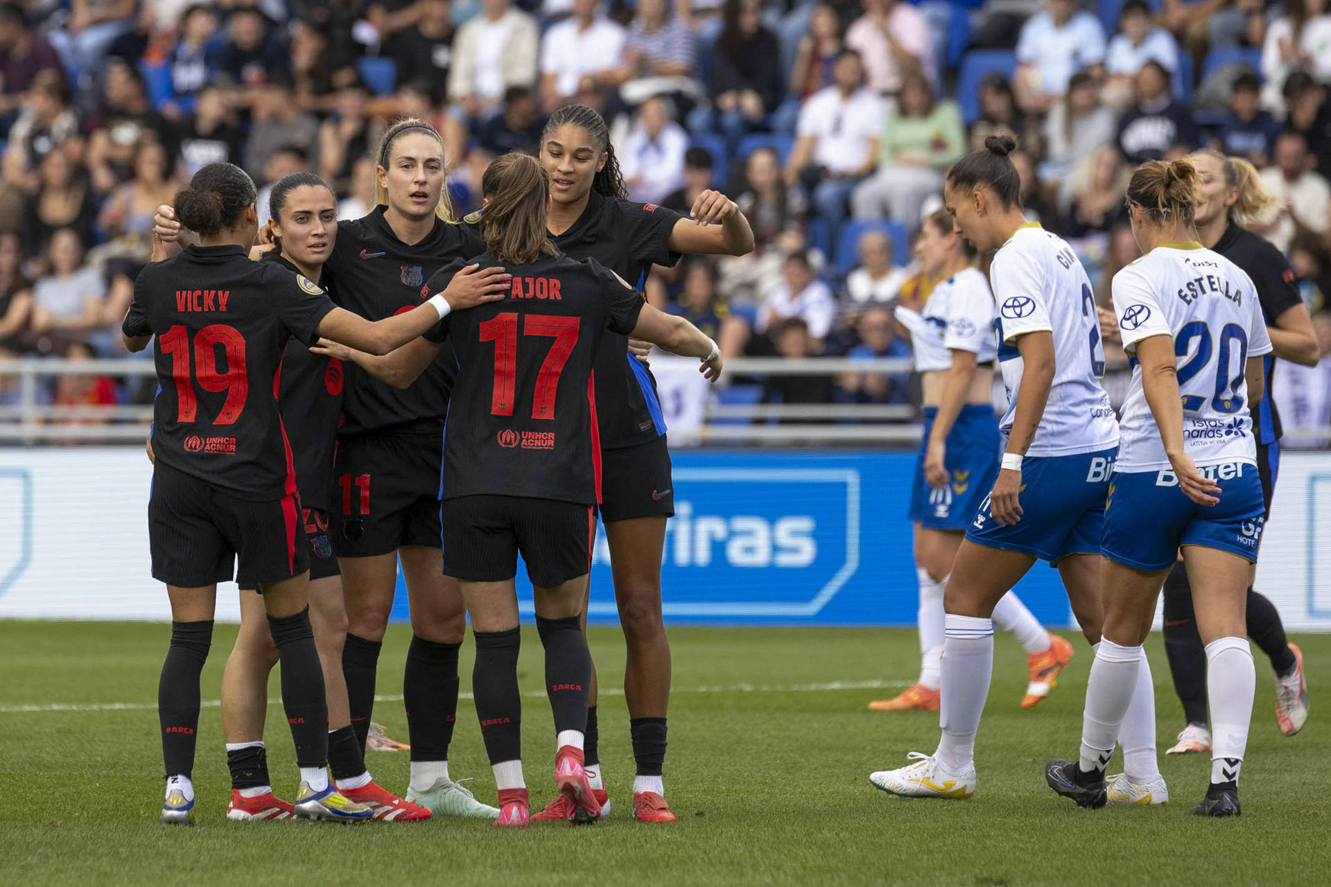 Las jugadoras del FC Barcelona celebra el primer gol de su equipo durante el encuentro correspondiente a la jornada 22 de la Liga F frente al Costa Adeje Tenerife en el Estadio Heliodoro Rodríguez López, Santa Cruz de Tenerife. EFE / Miguel Barreto.