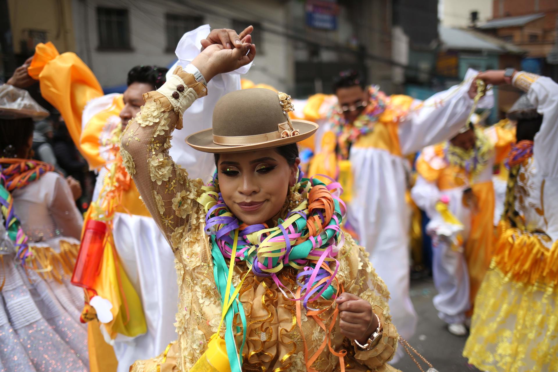 Un mujer aimara baila en el 'Entierro del Pepino' durante un carnaval este domingo, en La Paz (Bolivia). EFE/ Luis Gandarillas