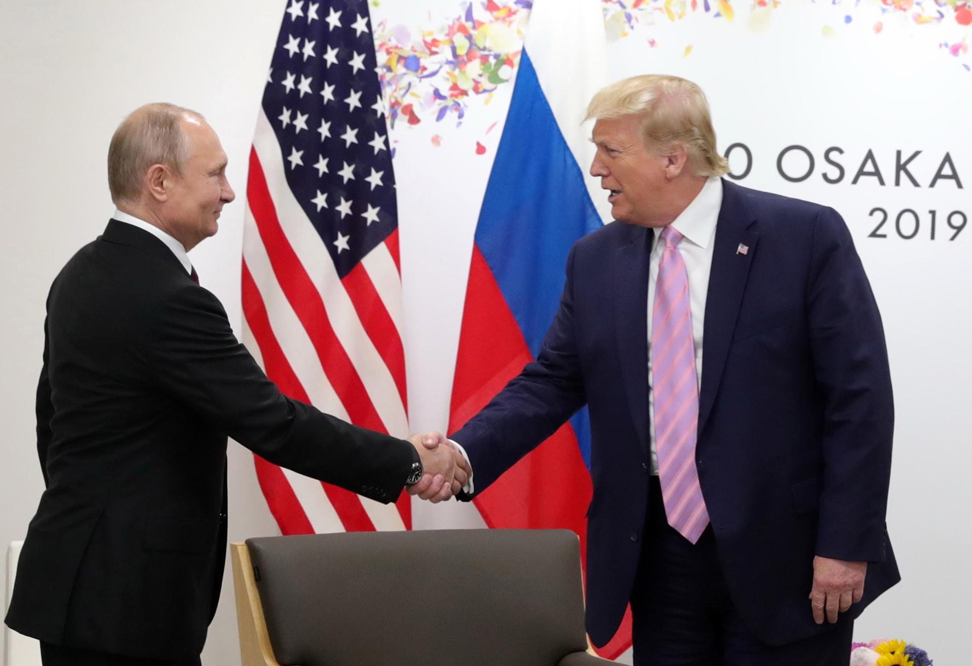 Foto archivo. El presidente ruso, Vladimir Putin (i), se reúne con el presidente de os Estados Unidos, Donald Trump (d). EFE/ Michael Klimentyev/sputnik/kremlin Pool CRÉDITO OBLIGATORIO[CRÉDITO OBLIGATORIO]