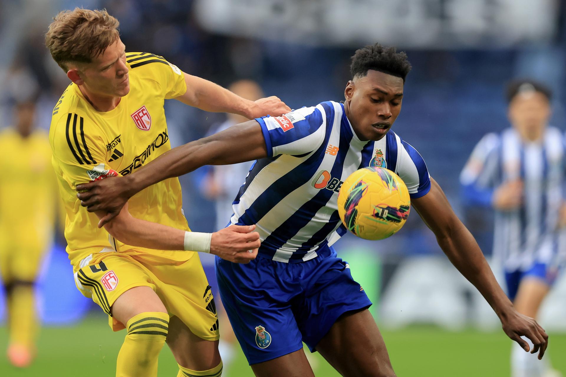 El jugador del FC Porto Samu Aghehowa (d) deja atrás al jugador del AVS Nacho Rodriguez (I) durante el partido de la Liga Portuguesa que han jugado en Do Dragao Stadium en Oporto, Portugal. EFE/EPA/JOSE COELHO