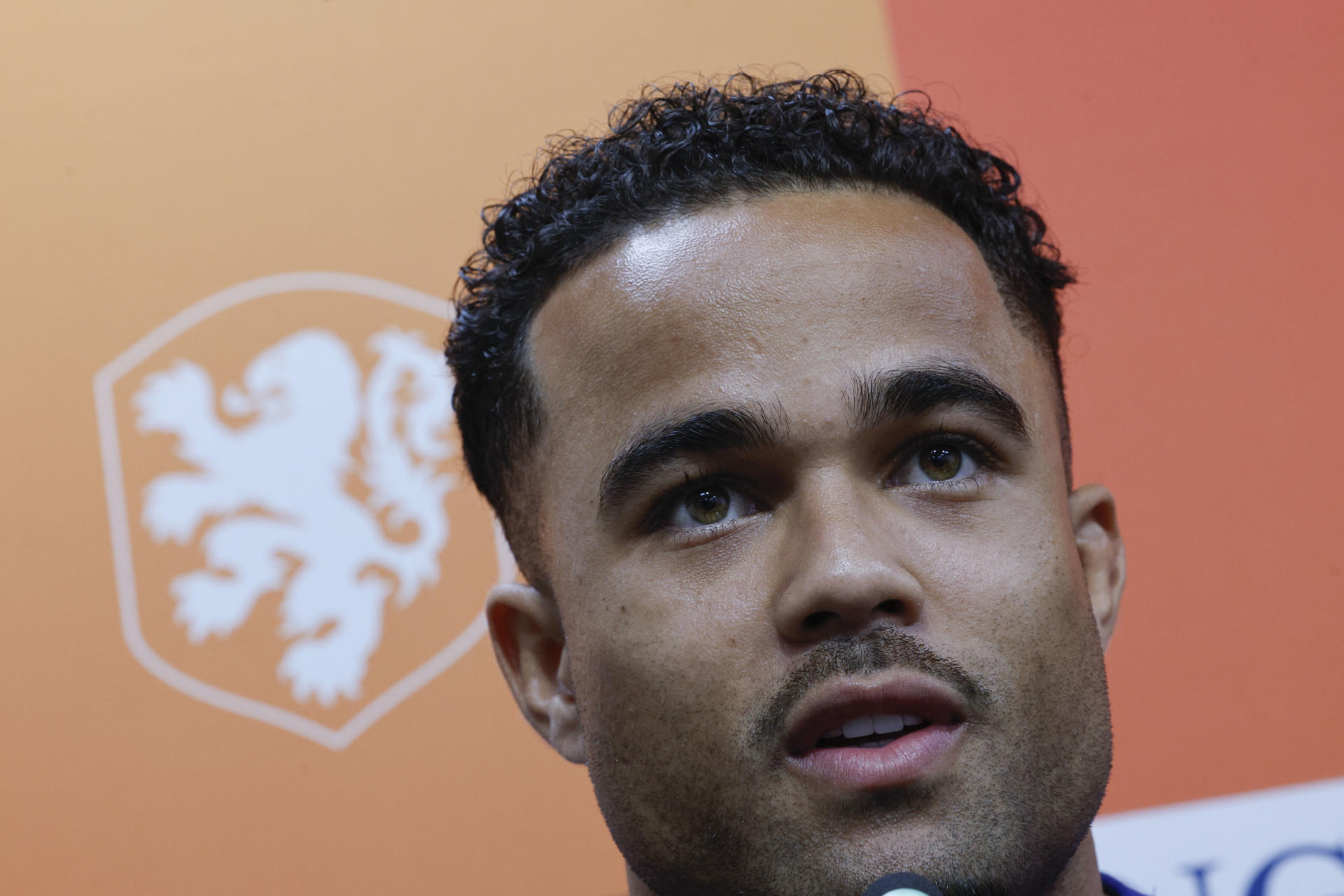 El jugador de la selección de Fútbol de Países Bajos Justin Kluivert ofrece una rueda de prensa este sábado, en Valencia, previo al partido de Liga de Naciones de mañana domingo ante España en el estadio de Mestalla. EFE/ Kai Forsterling