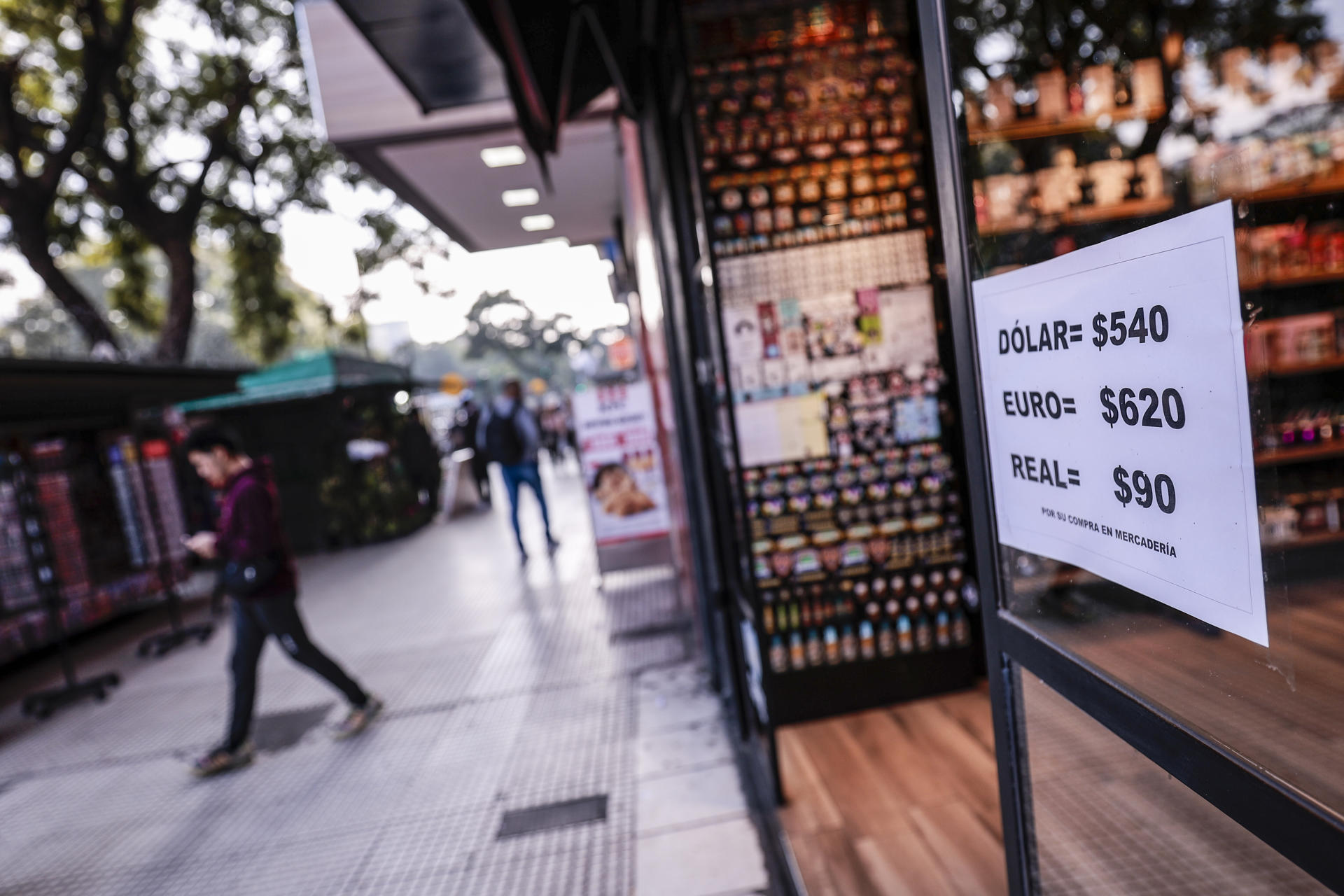 Fotografía de archivo que muestra un aviso con el precio de varias divisas en una tienda en Buenos Aires (Argentina). EFE/ Juan Ignacio Roncoroni