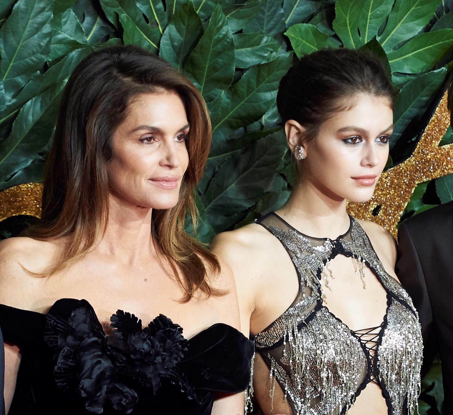 La modelo estadounidense Cindy Crawford junto a su hija Kaia. EFE/ Niklas Halle'n