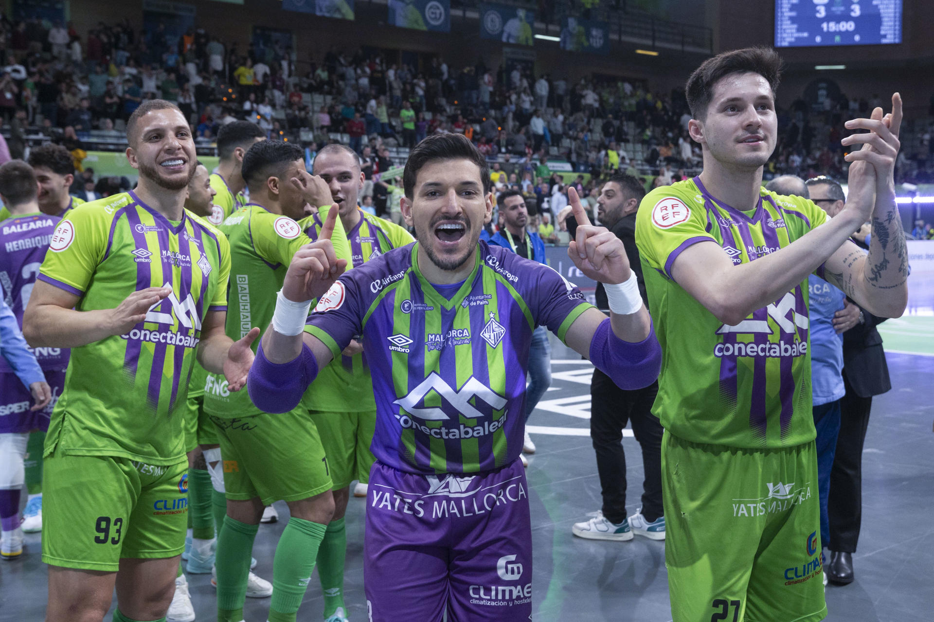 Los jugadores del Palma Futsal celebran la victoria en el partido de semifinales de la Copa de ESpaña de Fútbol Sala, que están disputando este sábado en el Palacio de los Deportes de Murcia. EFE/Marcial Guillén