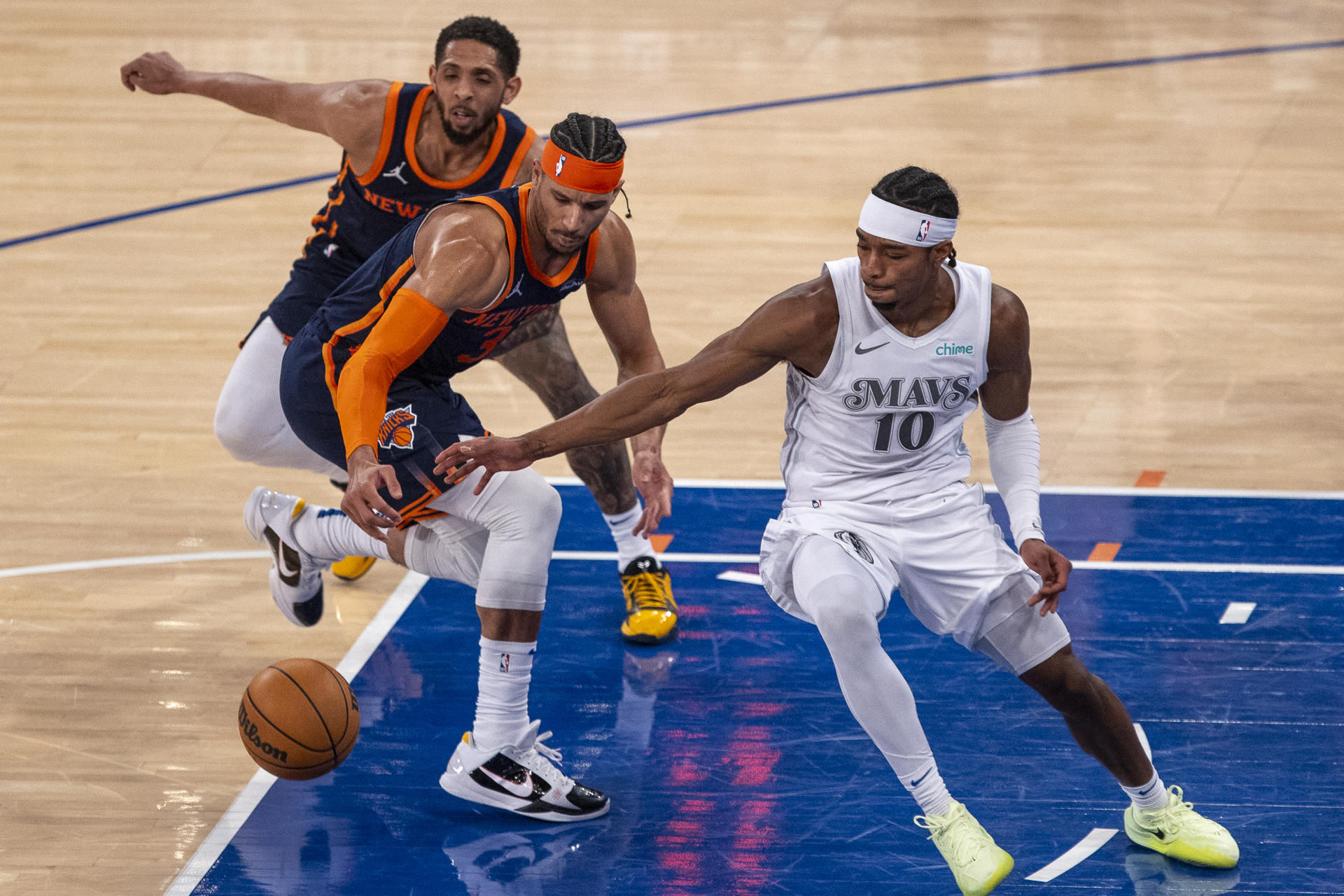 Josh Hart (i), de los New York Knicks, disputa el balón con Brandon Williams de los Dallas Mavericks durante un partido de la NBA en el Madison Square Garden, en Nueva York. EFE/ Angel Colmenares
