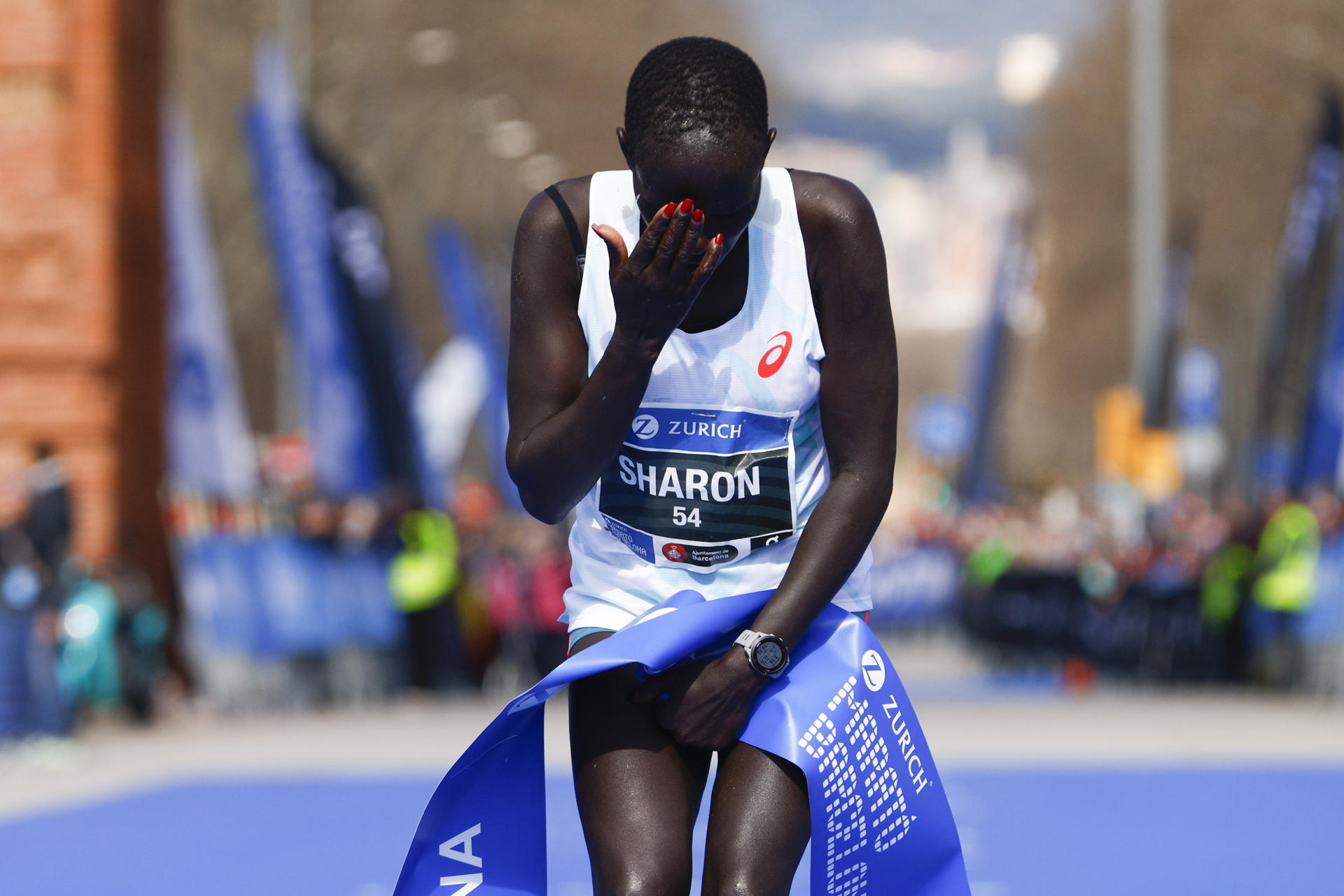 La atleta keniana Sharon Chelimo se proclama vencedora del maratón de Barcelona y bate el récord femenino de esta prueba, con un tiempo oficial de 2 horas, 19 minutos y 33 segundos, este domingo en la ciudad condal. EFE/ Quique García