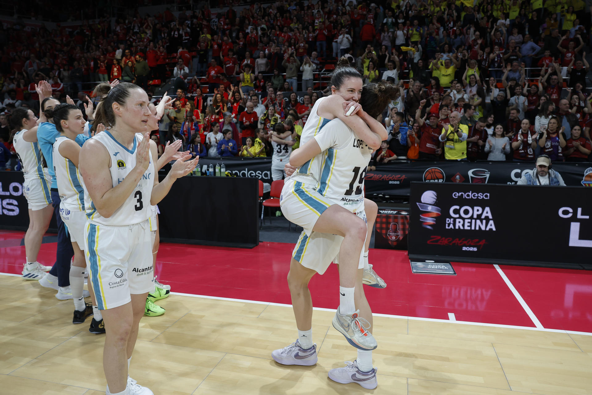 Las jugadoras del Jairis Club Baloncesto celebran la victoria ante el Spar Girona este sábado, tras el partido de semifinales de la Copa de la Reina de Baloncesto celebrado en Zaragoza. EFE/ Javier Cebollada