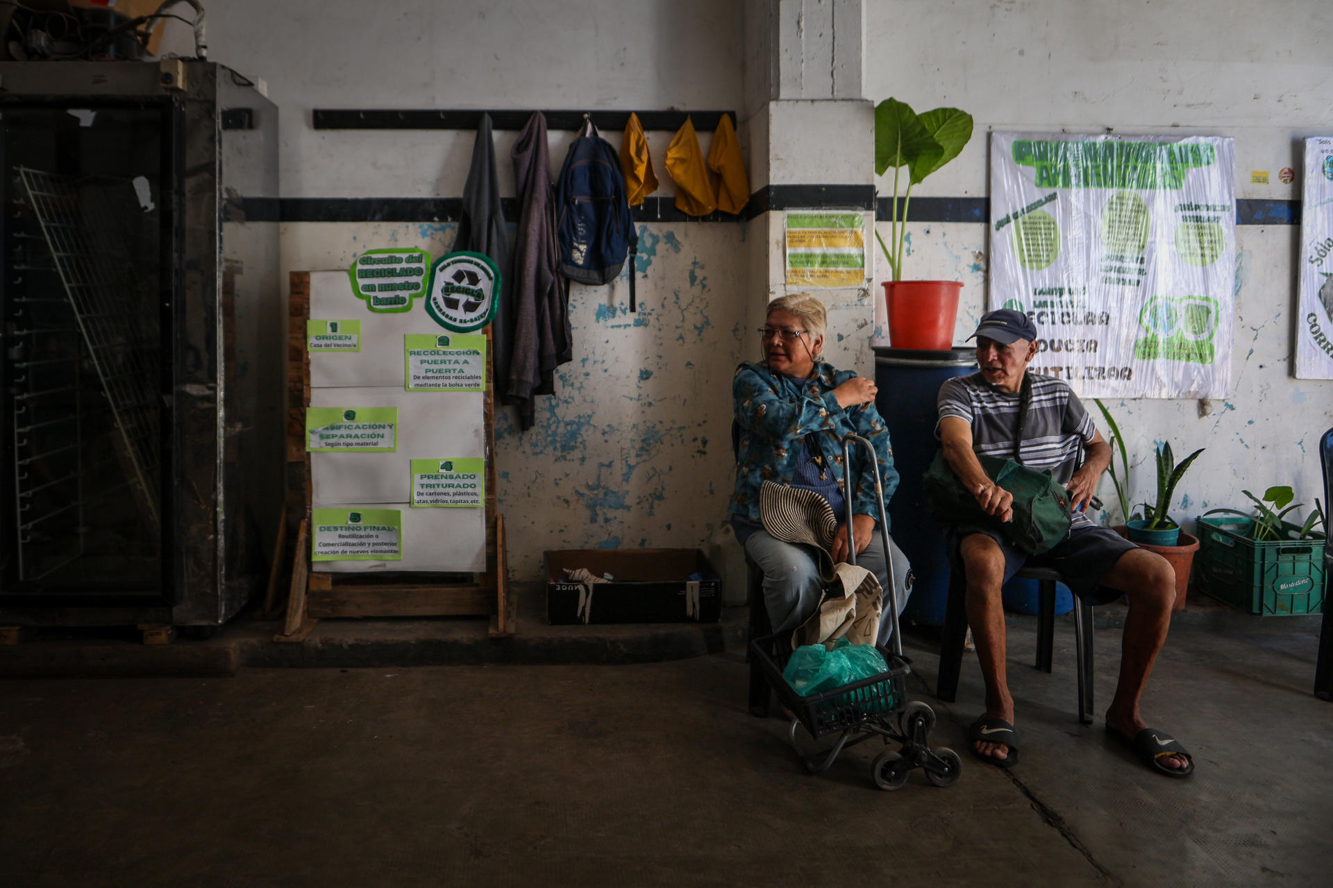 Ds personas en un comedor comunitario durante una entrega de comida en Buenos Aires (Argentina). EFE/Juan Ignacio Roncoroni