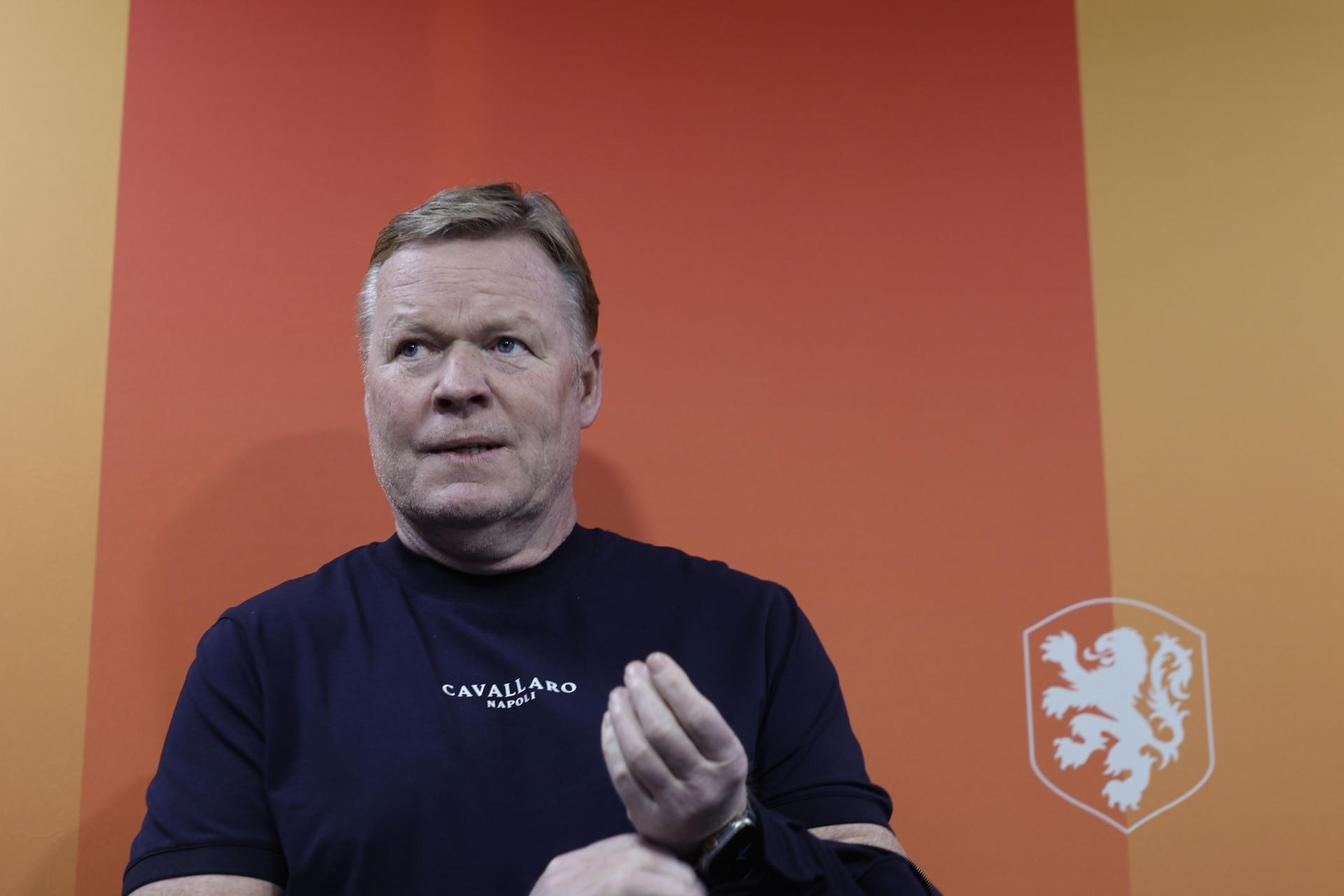 El entrenador de la selección de Fútbol de Países Bajos, Ronald Koeman, ofrece una rueda de prensa este sábado, en Valencia, previo al partido de Liga de Naciones de mañana domingo ante España en el estadio de Mestalla. EFE/ Kai Forsterling