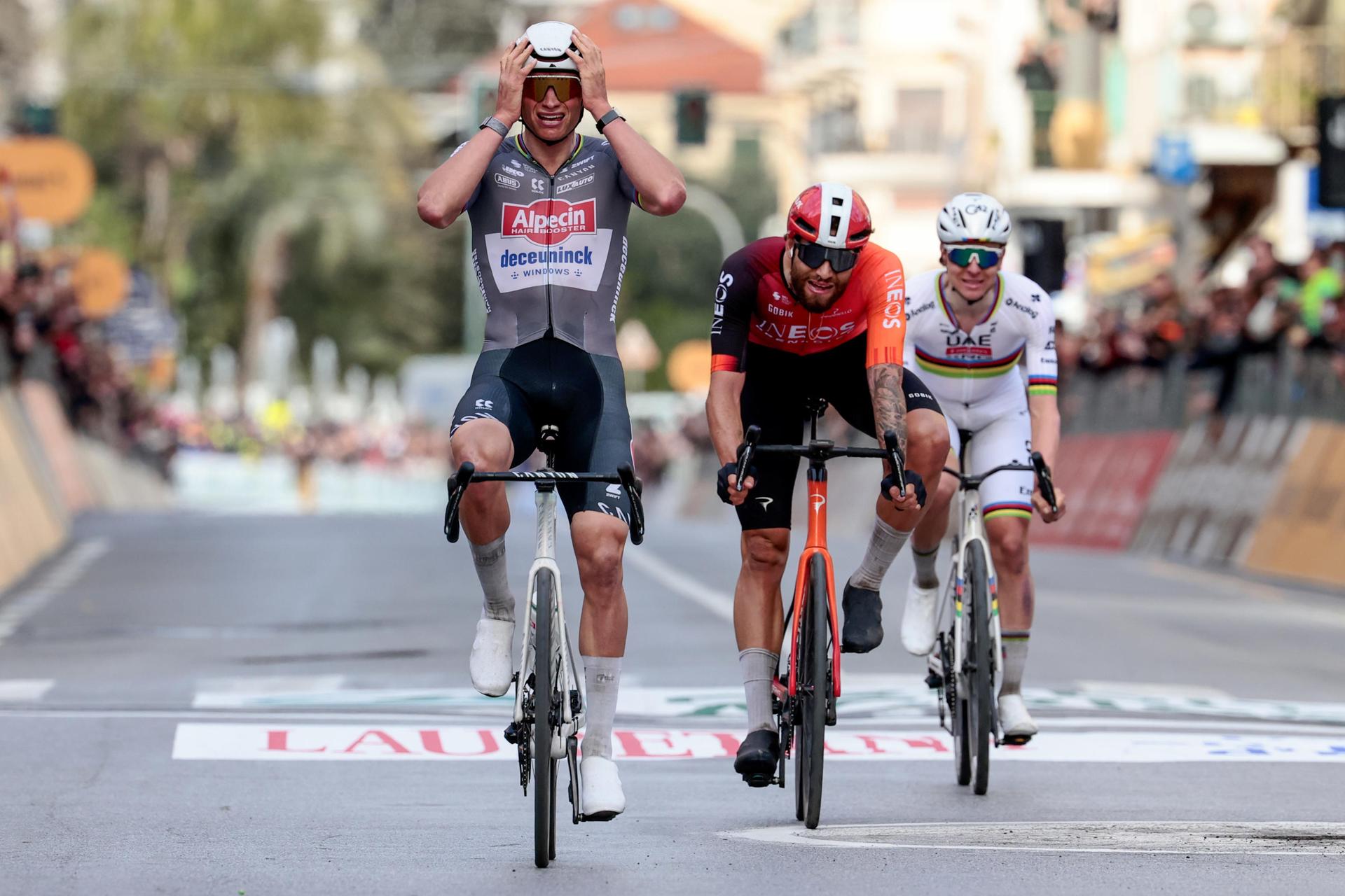 El corredor neerlandés Mathieu Van Der Poel (NED) del equipo Alpecin - Deceuninck celebra su segunda victoria en Sanremo, Italia. EFE/EPA/Roberto Bettini