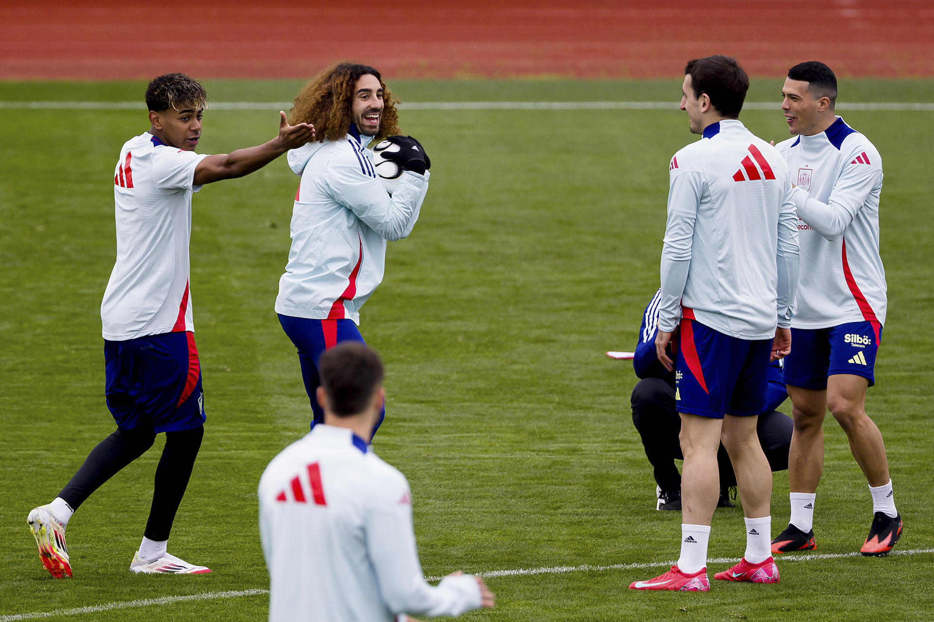 Los jugadores de la selección española de fútbol Marc Cucurella (2i) y Lamine Yamal (i) participan en el entrenamiento del combinado en la ciudad deportiva de Las Rozas (Madrid) este miércoles. EFE/ Daniel González