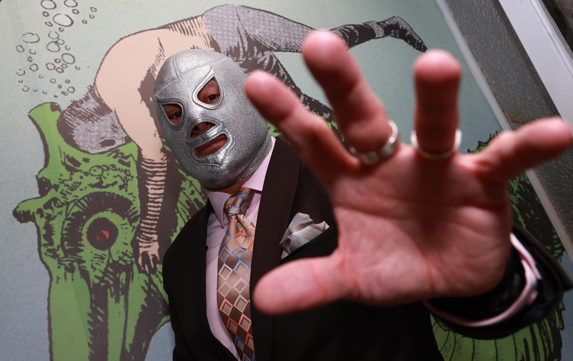 El hijo del Santo posa durante una entrevista con EFE este sábado, en Ciudad de México (México). EFE/ Alex Cruz