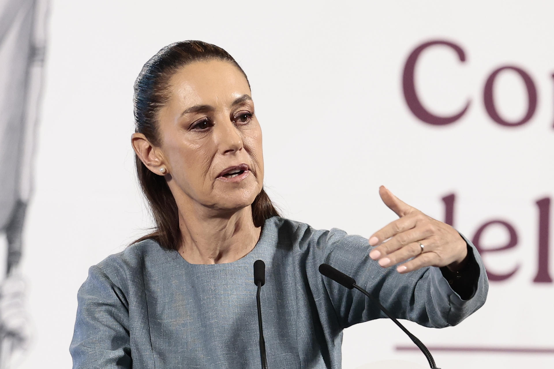 La presidenta de México, Claudia Sheinbaum, habla durante una rueda de prensa este lunes, en Palacio Nacional, en Ciudad de México (México). EFE/ José Méndez