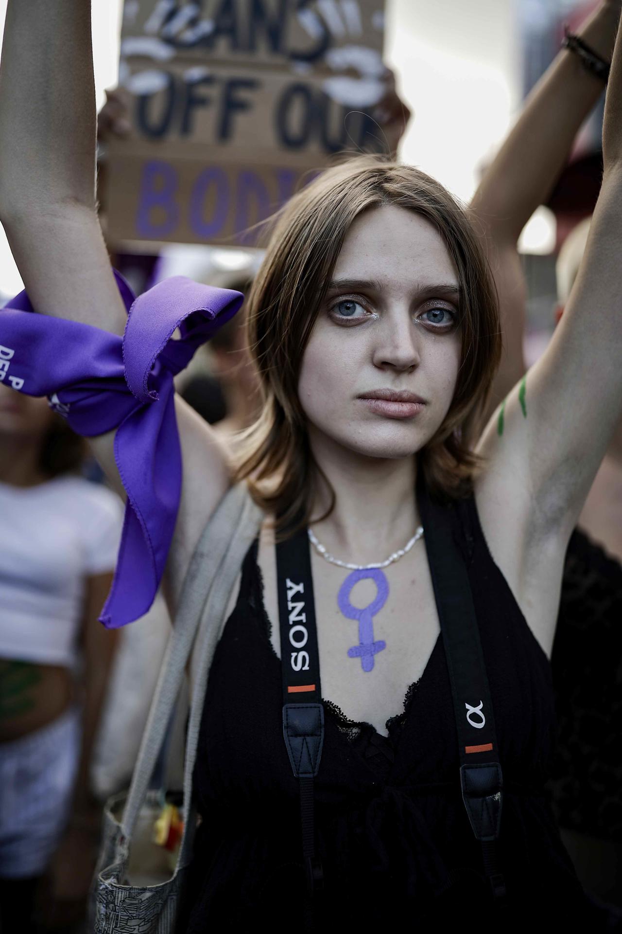 Una mujer participa durante una protesta en el Día Internacional de la Mujer este sábado en San José (Costa Rica). EFE/Jeffrey Arguedas