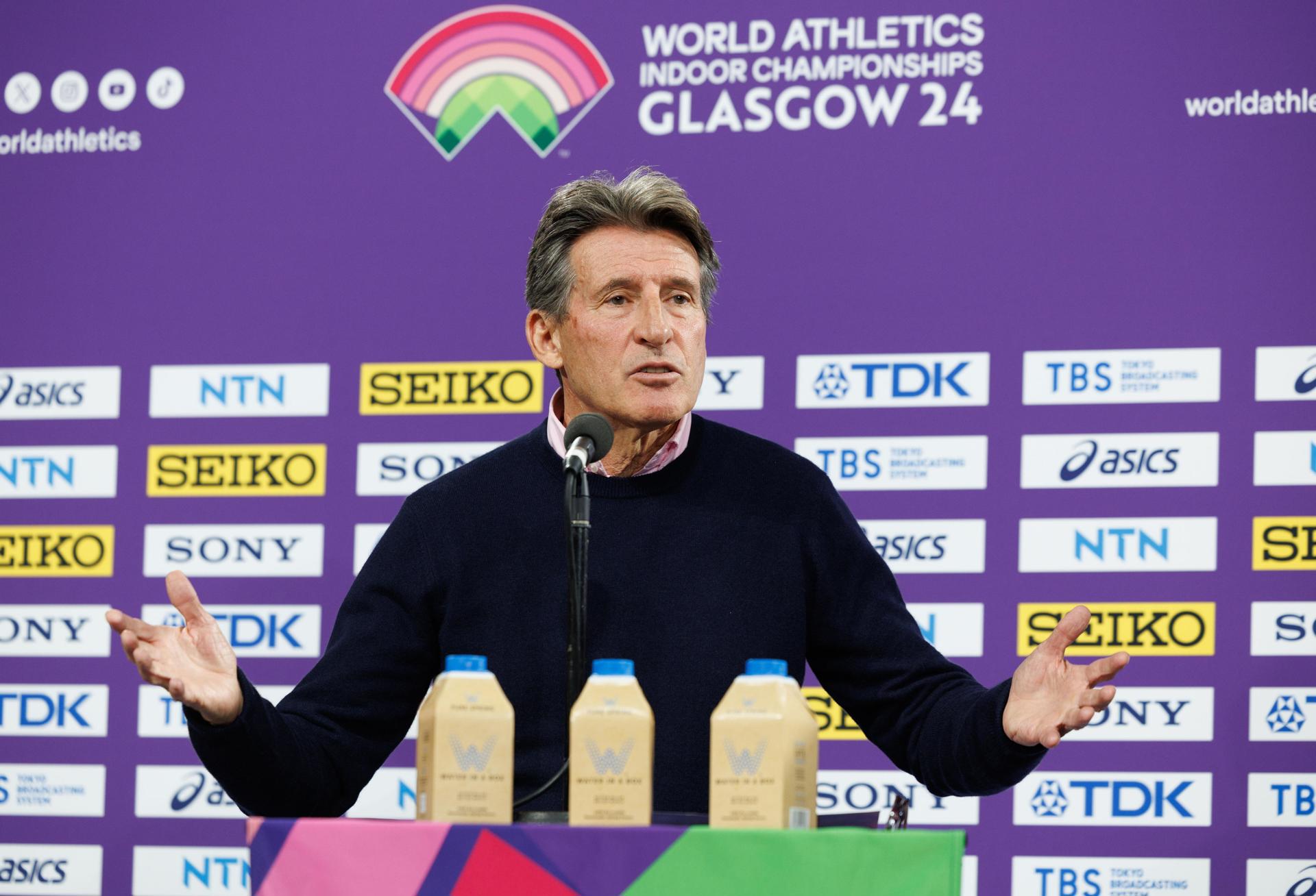 El británico Sebastian Coe, presidente de World Athletics y candidato a la presidencia del COI, durante una rueda de prensa en los pasados Mundiales en pista cubierta de Glasgow. EFE/EPA/ROBERT PERRY