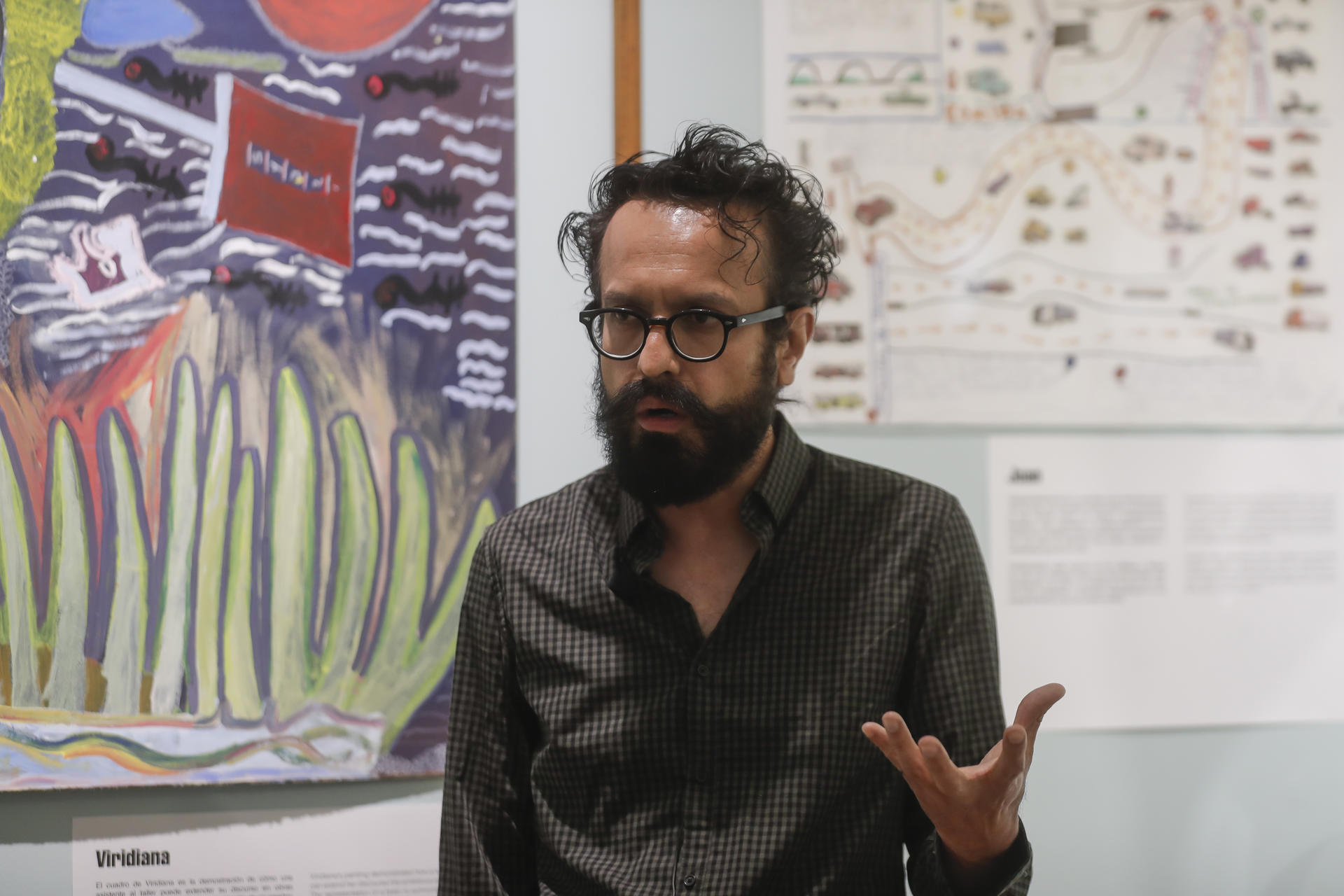 El curador Ricardo Caballero habla durante una entrevista con EFE, en la exposición Las reglas del juego exhibida en el Museo del Objeto del Objeto (Modo) este martes, en la Ciudad de México (México). EFE/ Isaac Esquivel