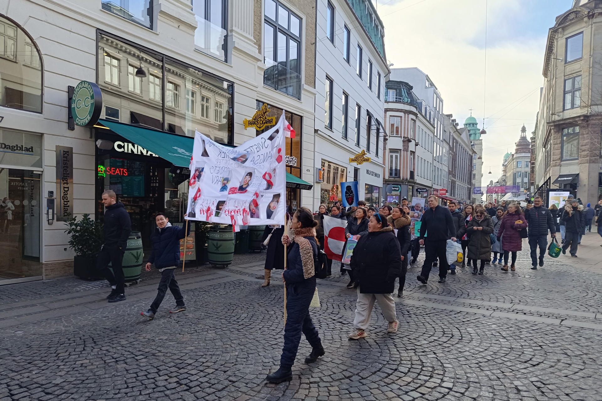 Manifestación de familias groenlandesas en Copenhague. Las adopciones forzosas de niños de familias groenlandesas residentes en Dinamarca han sido una de las cuestiones más polémicas en los últimos tiempos en la relación con Copenhague de este territorio autónomo que celebra elecciones el martes en medio del interés de EE.UU. por adquirirlo. EFE/ Anxo Lamela
