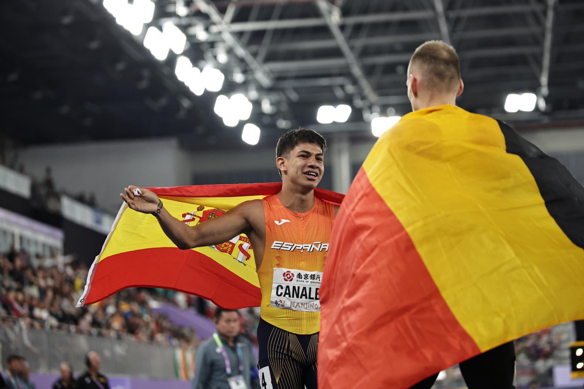 El español Elvin Josue Canales celebra la medalla tras la prueba de los 800 metros de los Mundiales de pista cubierta que se han disputado en Nanjing, China. EFE/EPA/ANDRES MARTINEZ CASARES