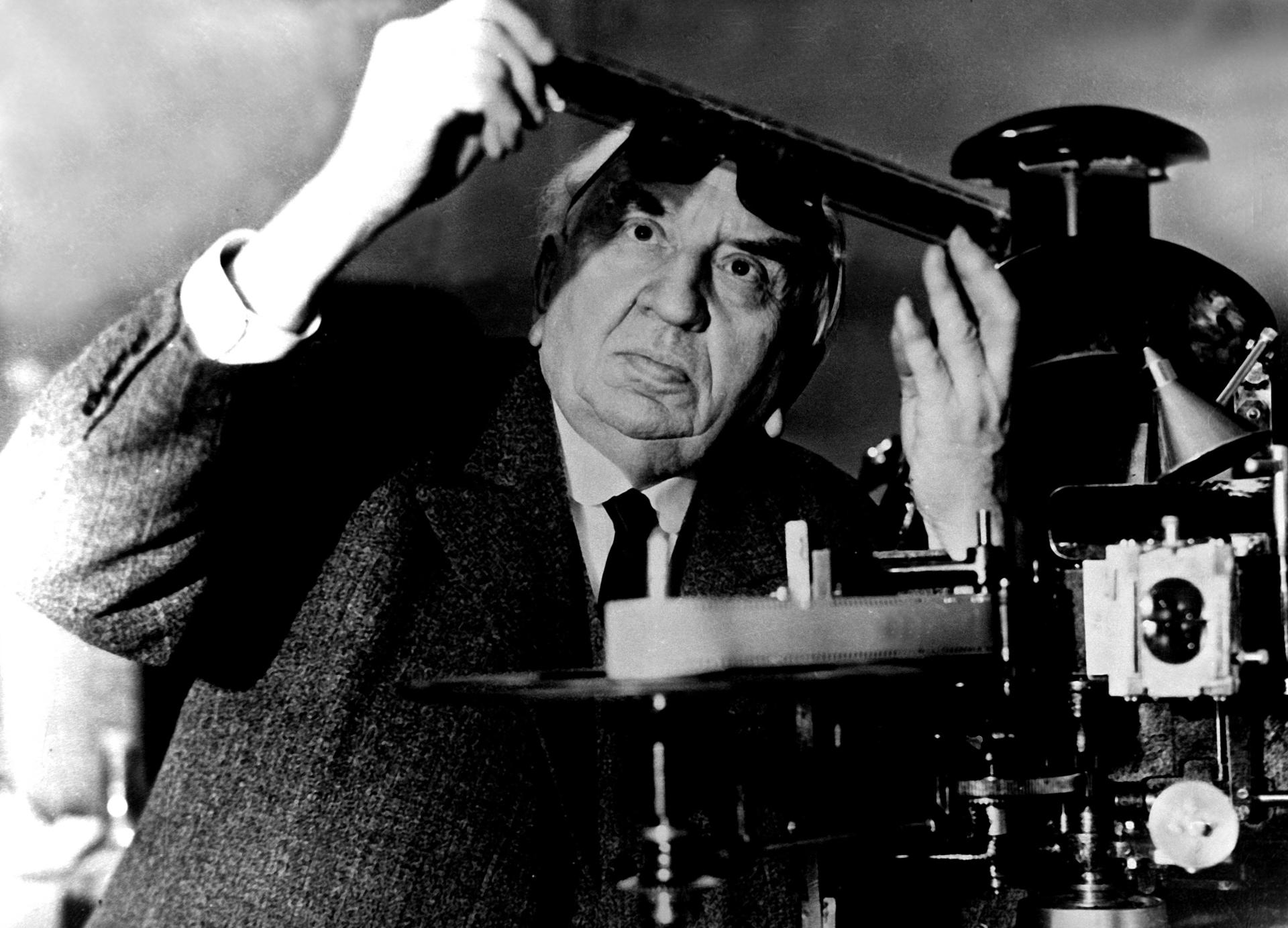 El inventor y empresario Louis Lumière, descubridor junto a su hermano Auguste del cinematógrafo, revisa el negativo de una de sus película en 1935. Efe/Archivo Vidal/Archivo.