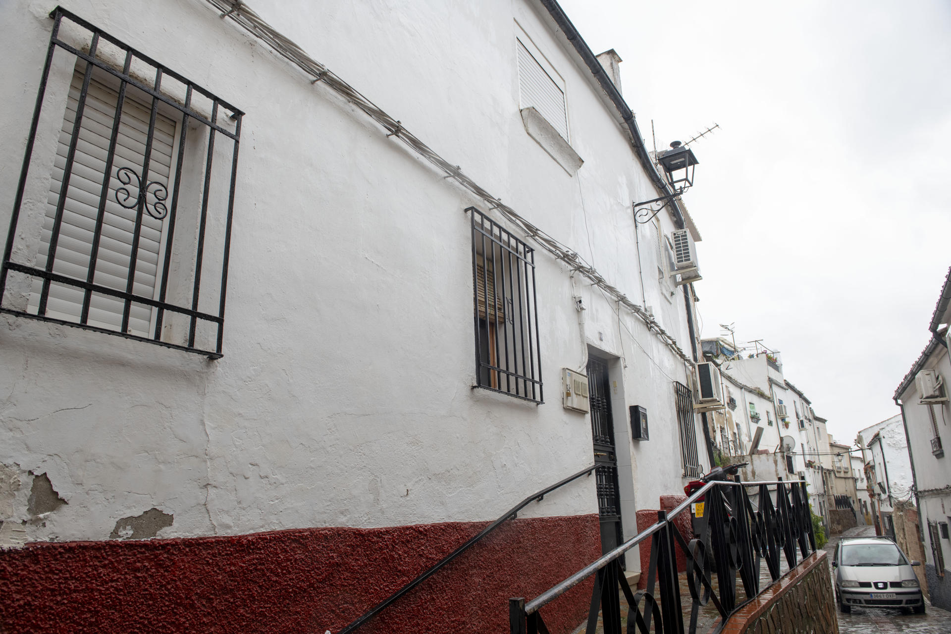 Vista de la vivienda donde una mujer fue asesinada el pasado lunes presuntamente a manos de su marido, que se encuentra en prisión por orden de un juzgado de violencia de género.-EFE/ José Manuel Pedrosa