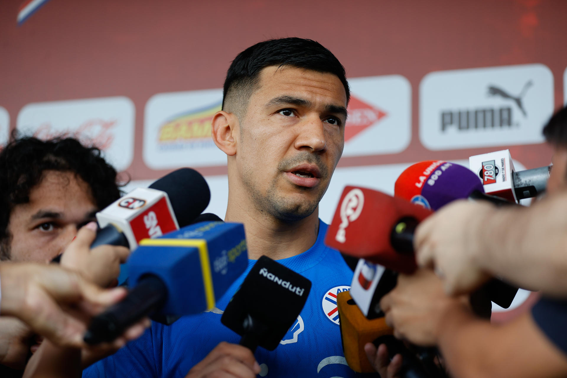 Fabian Balbuena de la selección paraguaya de fútbol habla durante un entrenamiento en el Centro de Alto Rendimiento (Carde) en Ypané (Paraguay). EFE/Juan Pablo Pino