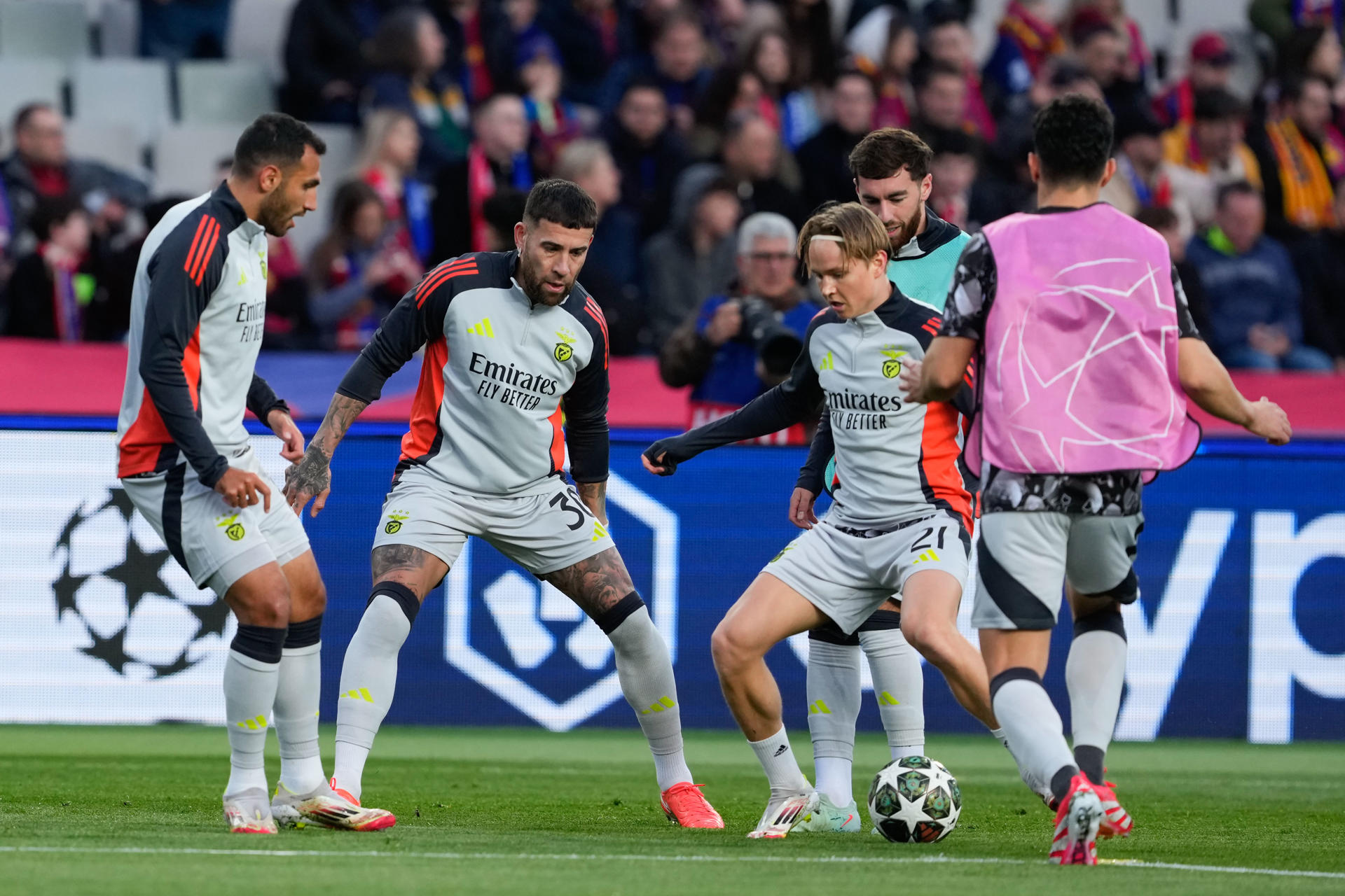 El defensa argentino del Benfica Nicolás Otamendi (2i), y el delantero noruego Andreas Schjelderup (2d), calientan minutos antes del partido de vuelta de octavos de final de la Liga de Campeones entre el Barcelona y el Benfica, este martes en el Estadi Olímpic Lluís Companys en Barcelona.- EFE/ Alejandro García