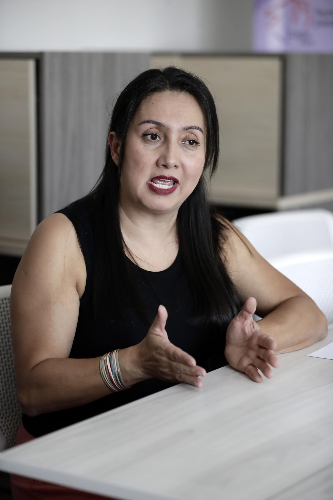 La directora nacional del Servicio Jesuita a Migrantes Karina Fonseca, habla durante una entrevista con EFE en San José (Costa Rica). EFE/Jeffrey Arguedas