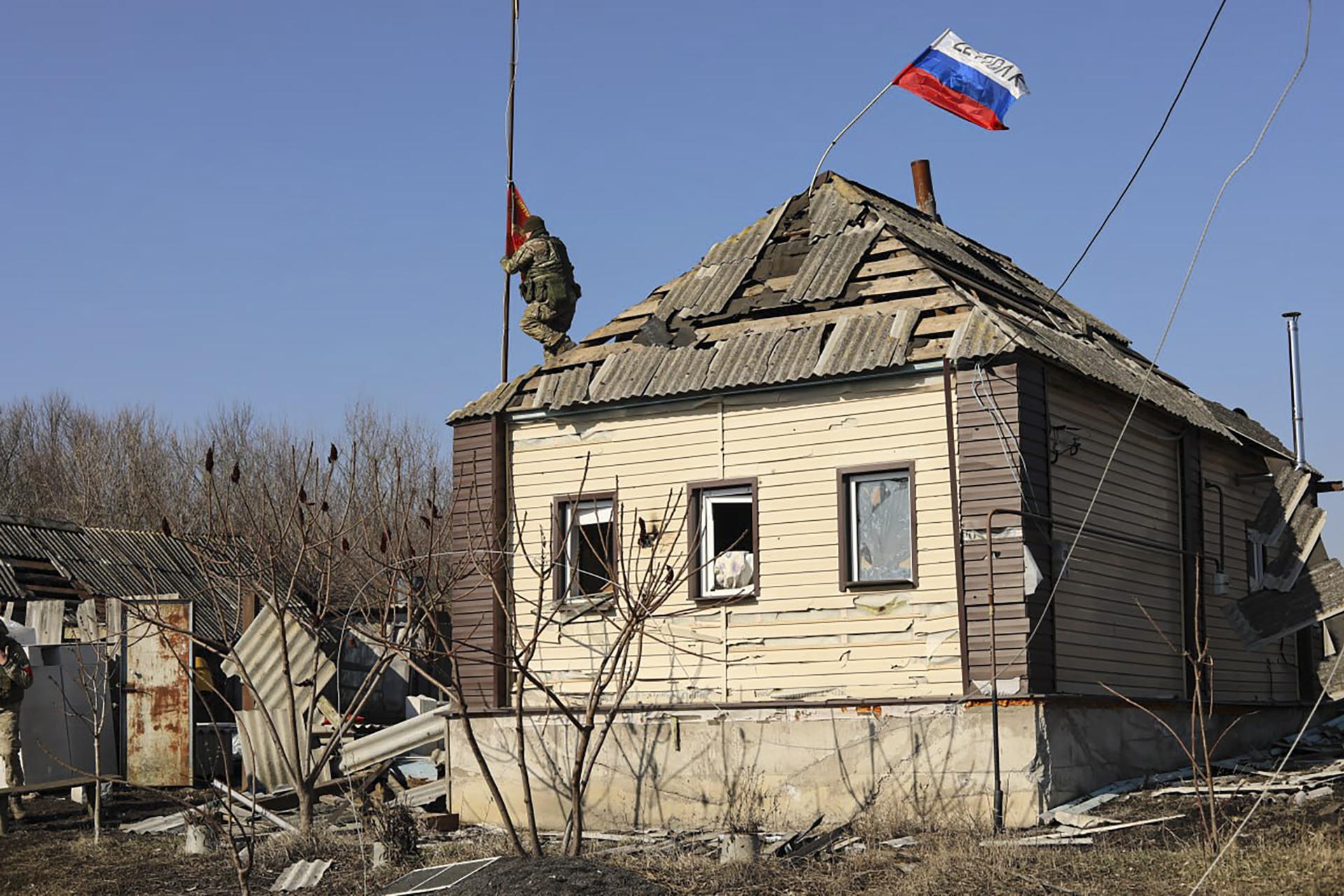 Una foto proporcionada por el servicio de prensa del Ministerio de Defensa ruso muestra a un soldado ruso instalando una bandera roja en el techo de un edificio privado dañado en un pueblo de la región de Kursk, Rusia, el 14 de marzo de 2025. EFE/EPA/SERVICIO DE PRENSA DEL MINISTERIO DE DEFENSA RUSO - CREDITO OBLIGATORIO - USO EDITORIAL SOLAMENTE / NO VENTAS