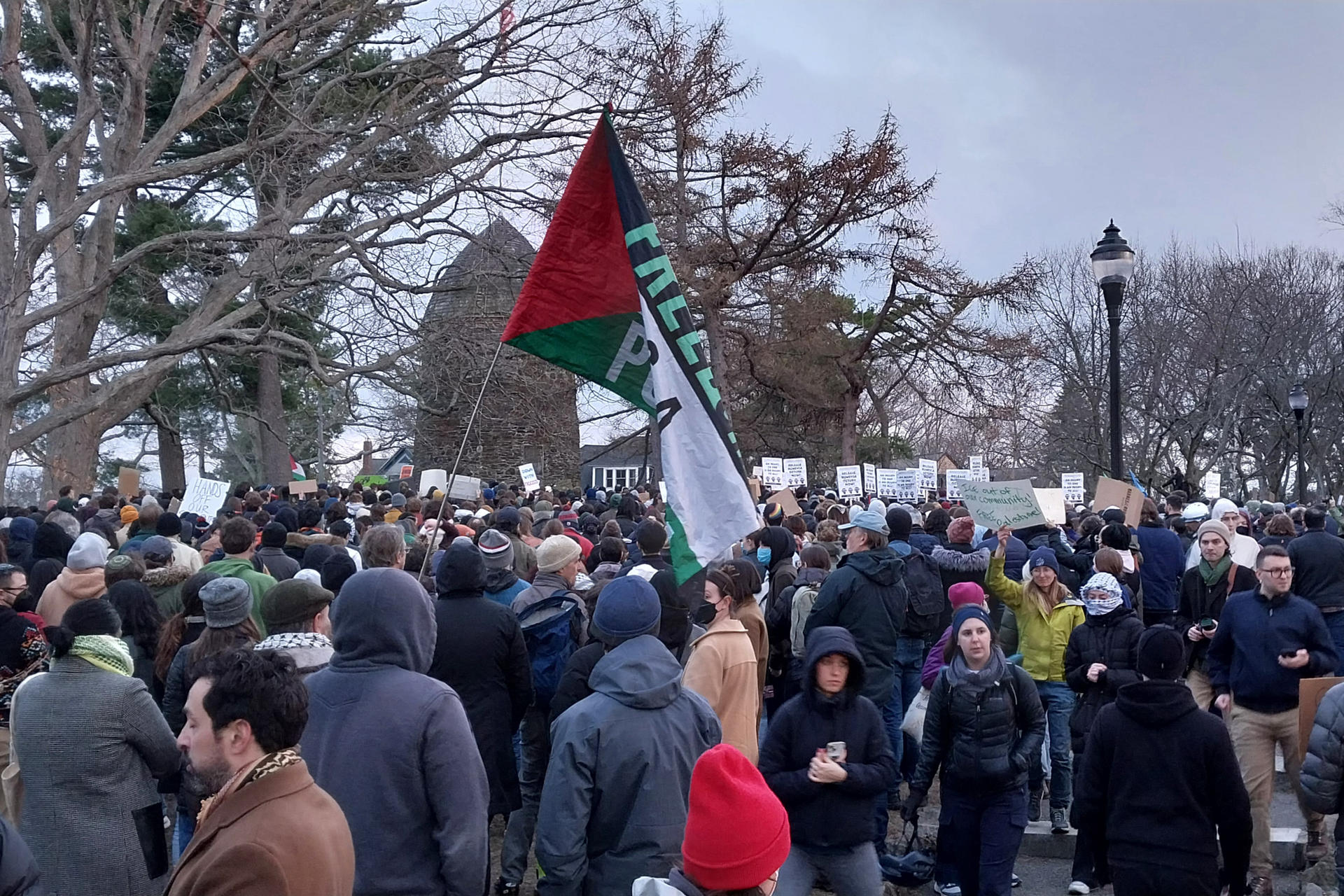 Fotografía de una manifestación este miércoles, en la Universidad de Tufts, en Massachusetts (Estados Unidos). EFE/ Iñaki Estívaliz