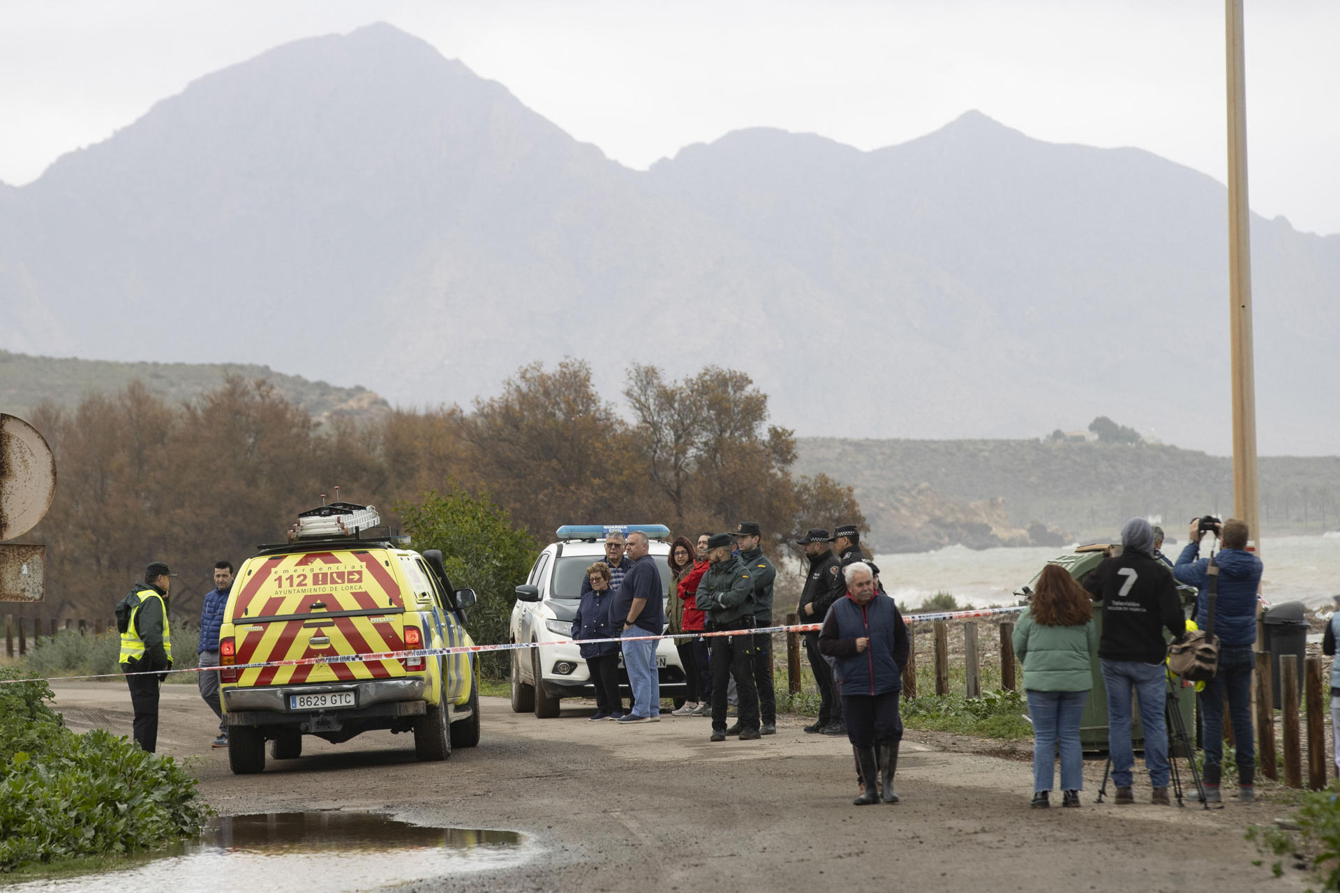 Agentes de la guardia civil y de la policía local de Lorca en el lugar donde ha aparecido el cadáver del ganadero de 50 años desaparecido en Lorca (Murcia), al ser arrastrado en la tarde de ayer domingo debido a las abundantes lluvias en la zona ha sido encontrado este lunes en las inmediaciones de la rambla de Ramonete, según ha informado el alcalde de la localidad. EFE/ Marcial Guillén