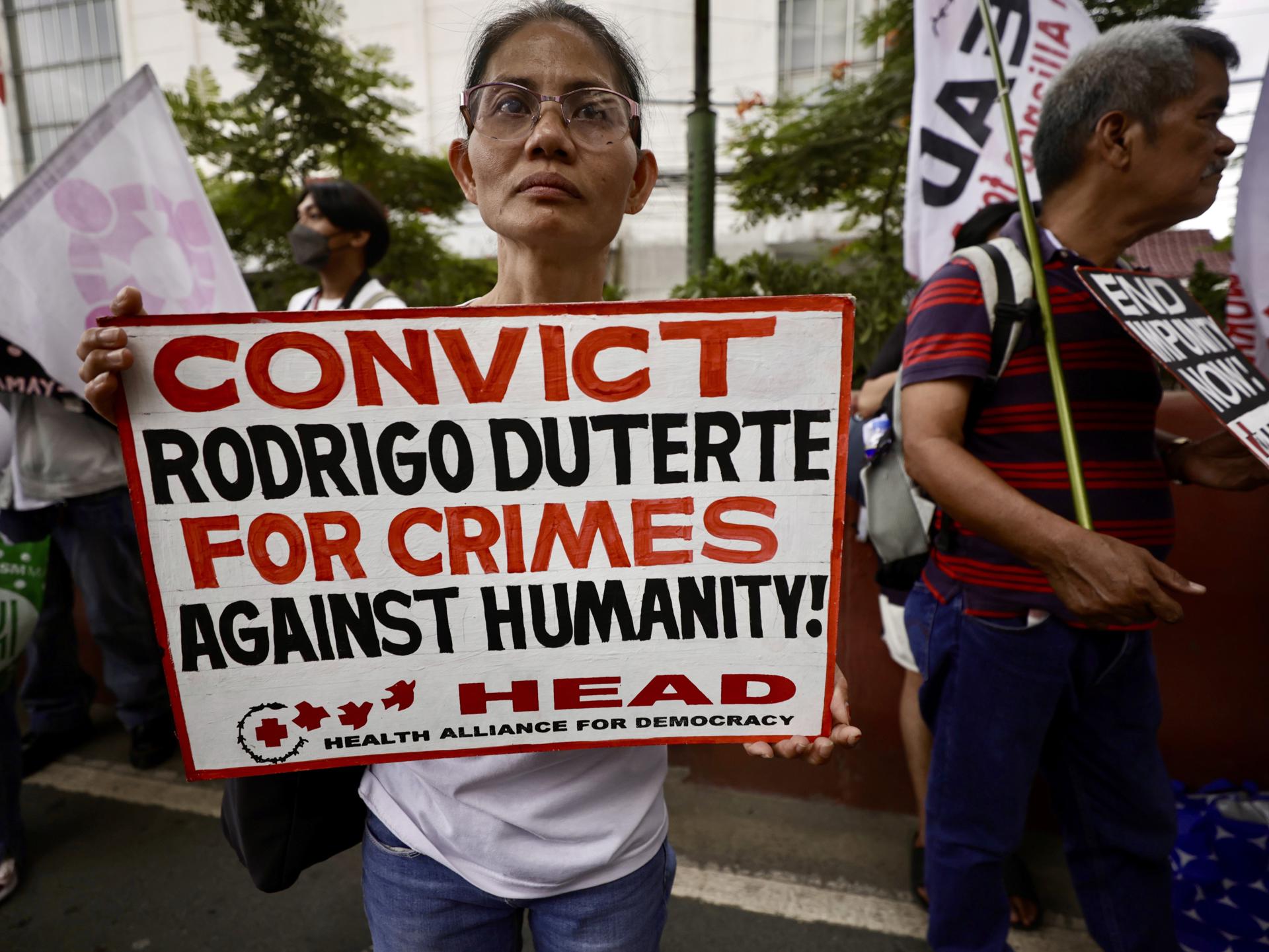 Un grupo de manifestantes reclaman que Filipinas vuelva a formar parte de la Corte Penal Internacional (CPI), en el sexto aniversario de su retirada por orden del expresidente Rodrigo Duterte, detenido por orden del tribunal la semana pasada.
EFE/EPA/FRANCIS R. MALASIG