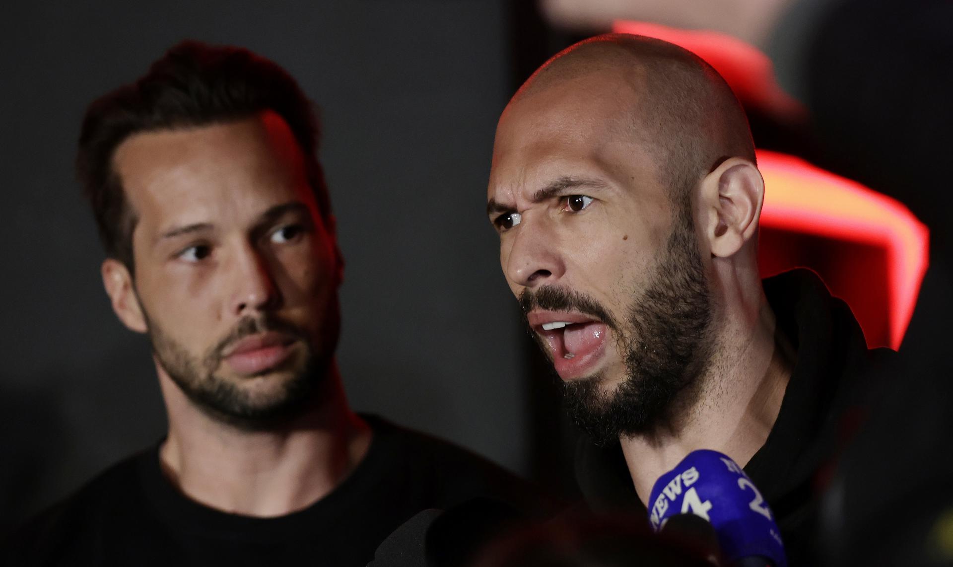 Imagen del 22 de marzo de 2025 del influencer Andrew Tate y su hermano Tristan. EFE/EPA/Robert Ghement