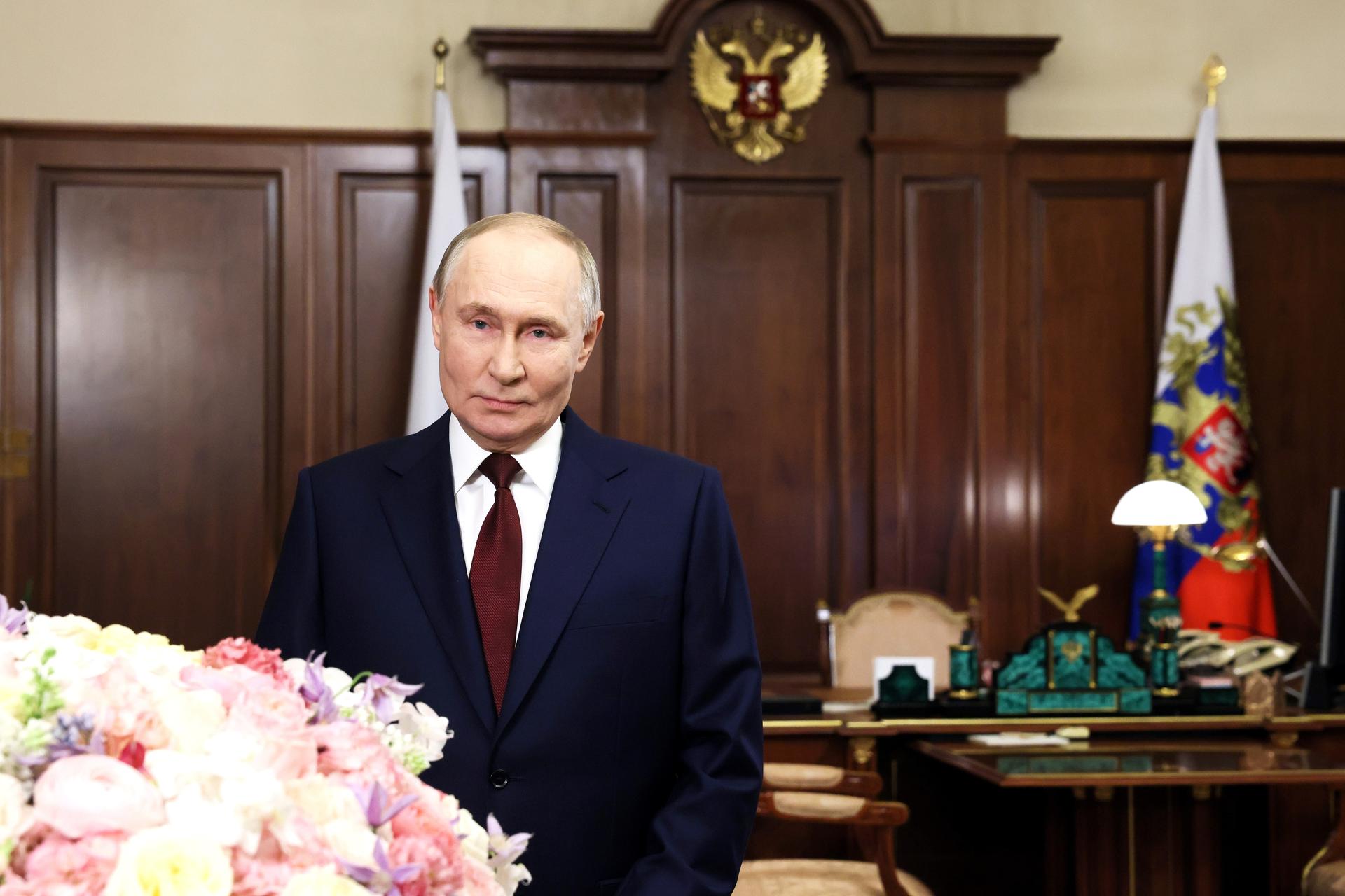 El presidente ruso, Vladímir Putin, pronuncia un discurso con motivo del Día Internacional de la Mujer en Moscú, el 8 de marzo de 2025. EFE/EPA/MIKHAIL METZEL / SPUTNIK / KREMLIN POOL
