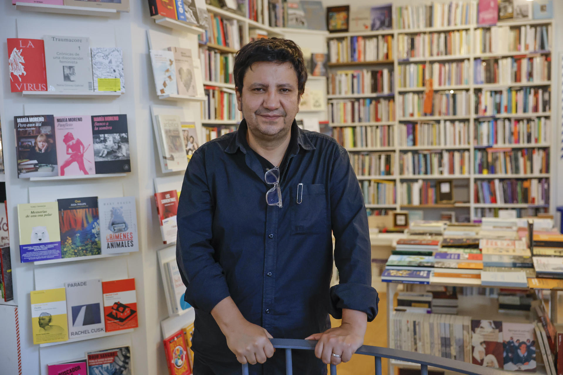 El novelista chileno Alejandro Zambra, posa para Efe antes de dar una charla en Santiago de Compostela, tras recibir el pasado día 25 el Premio Literario Arcebispo Juan de San Clemente hoy jueves en Santiago de Compostela. EFE/Lavandeira jr