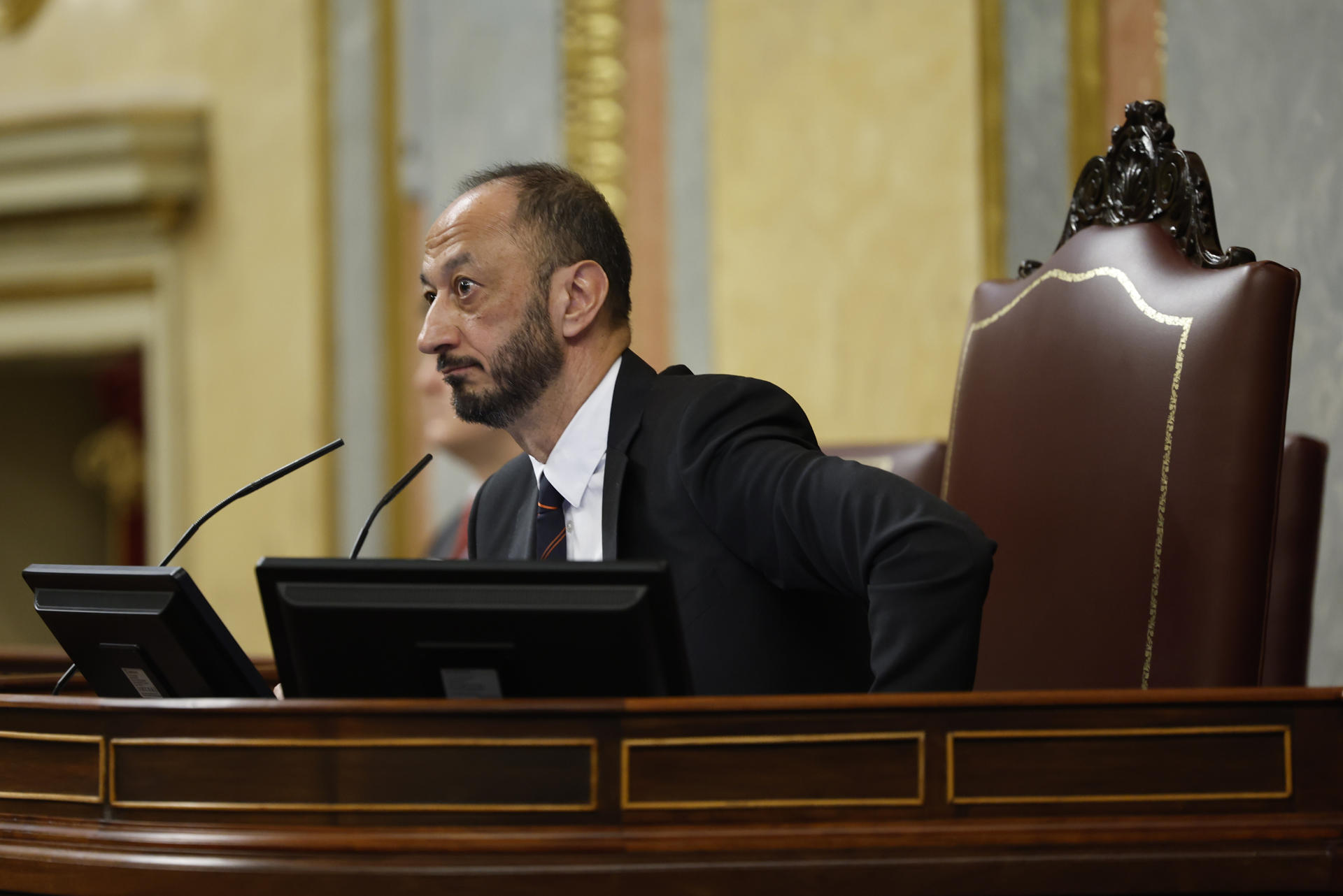 El Pleno del Congreso ha arrancado este jueves con una sonora bronca entre la bancada del PP, encabezada por su portavoz, Miguel Tellado (d), y el vicepresidente de la Cámara, Alfonso Rodríguez Gómez de Celis, por el debate de la ley de desperdicio alimentario. EFE/ Mariscal