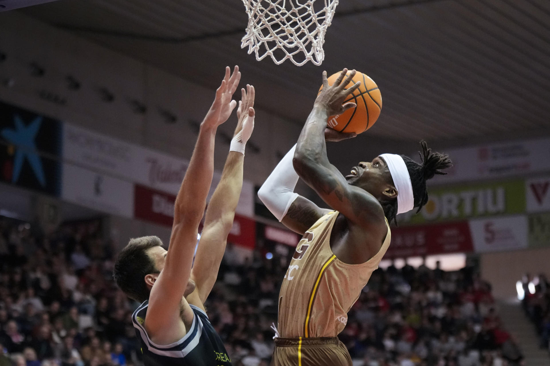 Nico Brussino (i) del Gran Canaria en acción ante Ike Iroegbu del Basquet Girona este sábado, en el partido de la jornada 24 de la Liga Endesa, entre el Basquet Girona y el Gran Canaria, en el pabellón de Fontajau de Girona (Cataluña). EFE/ David Borrat