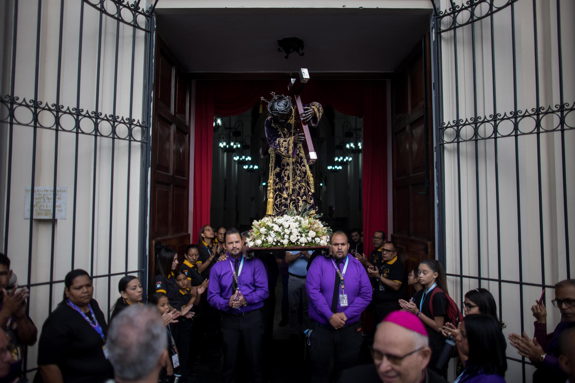 Personas cargan el Nazareno de San Pablo en la Basílica de Santa Teresa previo a una procesión religiosa este sábado, en Caracas (Venezuela). EFE/ Miguel Gutiérrez