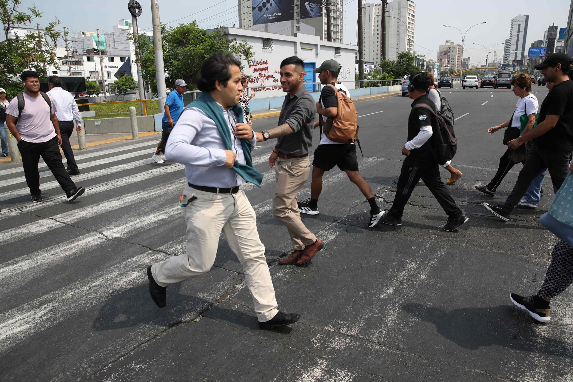 Personas caminan por una calle este lunes en Lima (Perú). EFE/ Paolo Aguilar
