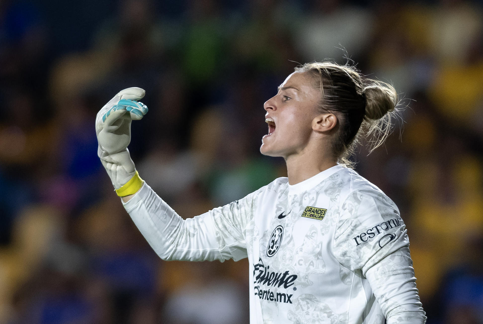 Sandra Paños portera de América femenil reacciona en una jugada ante Tigres. Imagen de archivo. EFE/Miguel Sierra