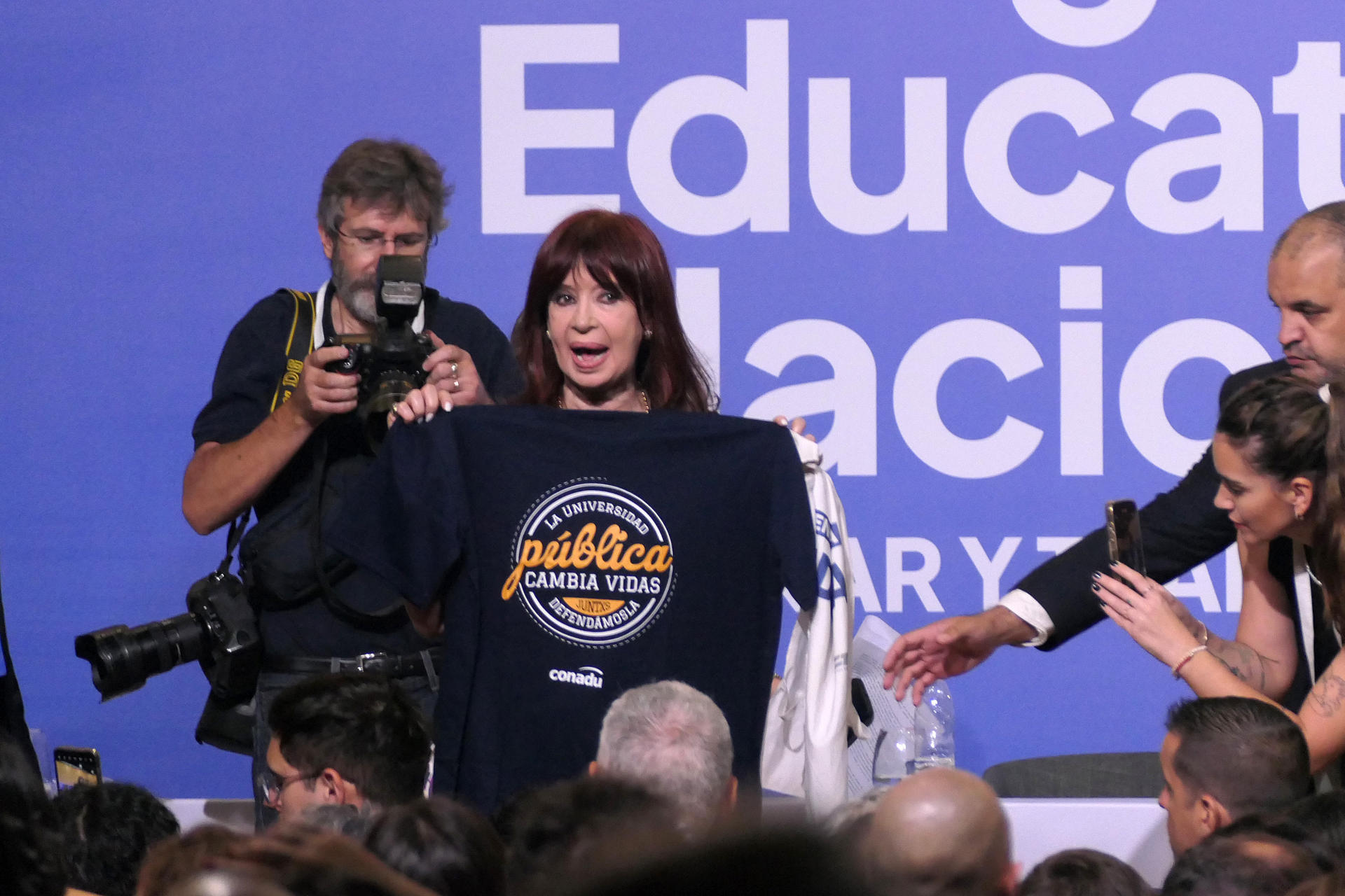 La expresidenta argentina Cristina Fernández (2007-2015) habla durante el Congreso Educativo Nacional este 22 de marzo de 2025 en la Universidad de Ciencias Sociales de Buenos Aires (Argentina). EFE/ Enrique García Medina