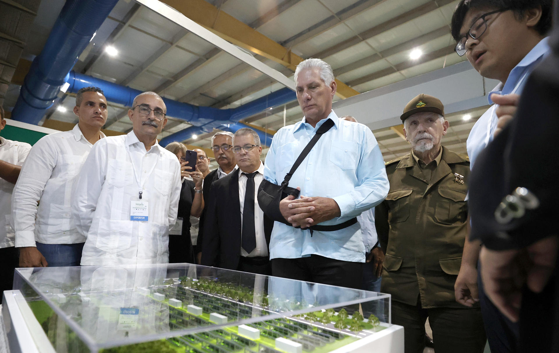 Fotografía de archivo, tomada el pasado 20 de septiembre, en la que se registró al presidente de Cuba, Miguel Díaz-Canel (3-d), al recorre la feria de Energías Renovables y Eficiencia Energética Cuba 2024, en La Habana. EFE/Ernesto Mastrascusa